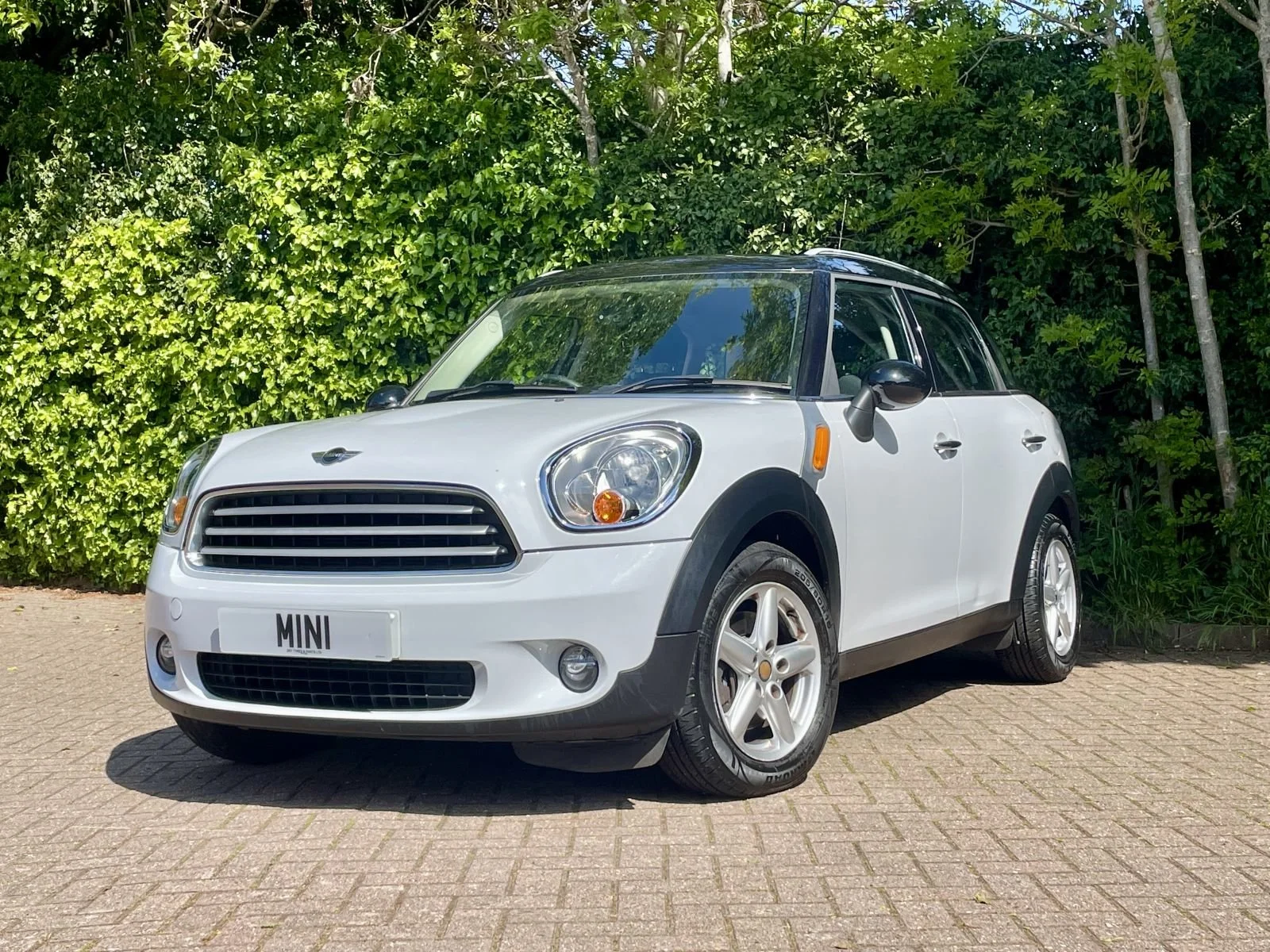 LN12 Light White Cooper Countryman Automatic 21.jpg