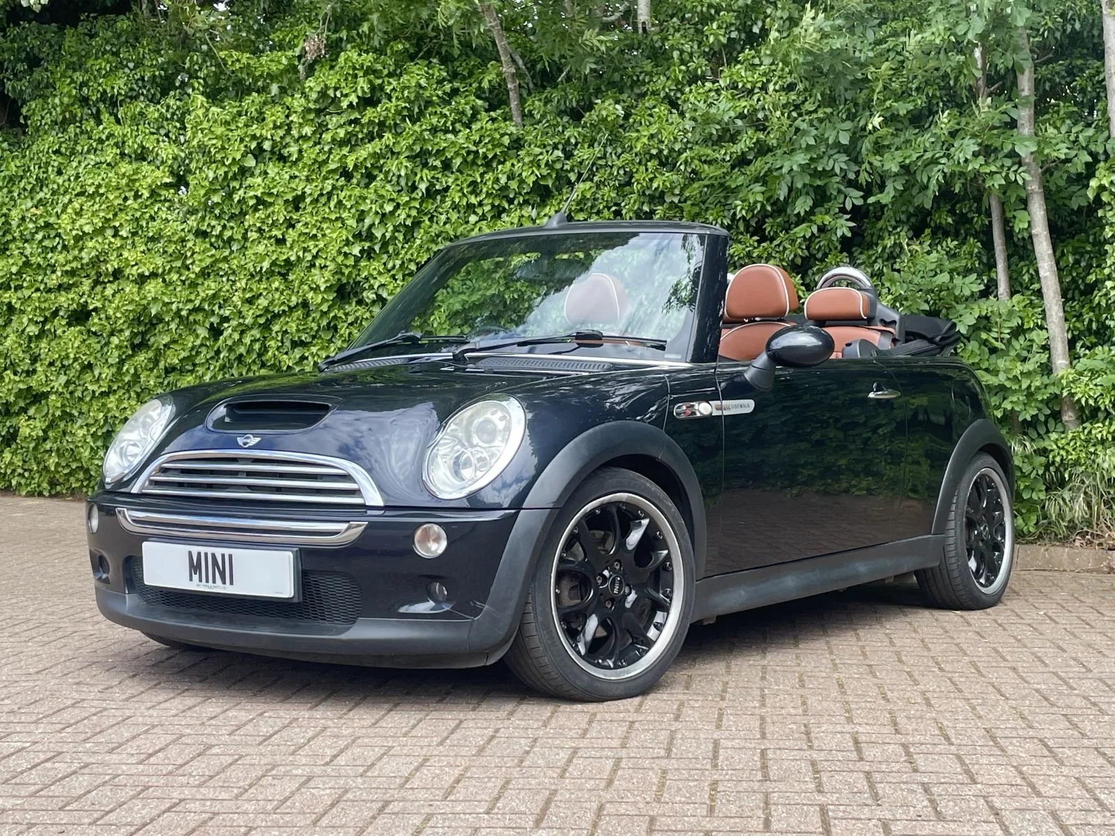 MF08 Astro Black Cooper S Sidewalk Manual 22.jpg
