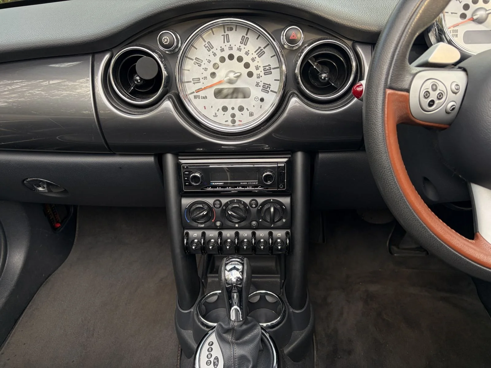 F824 Cooper Sidewalk Automatic Pepper White 5.JPG