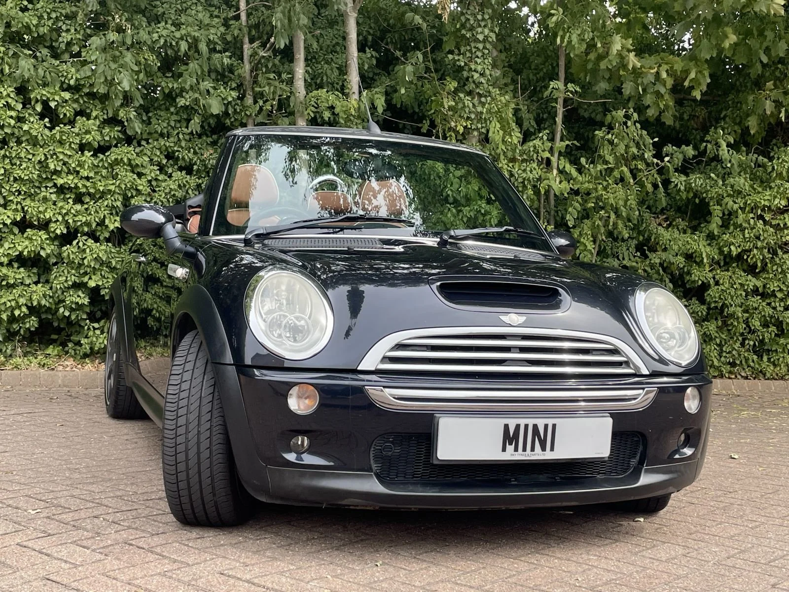 YG57 Astro Black Cooper S Sidewalk 19.jpg