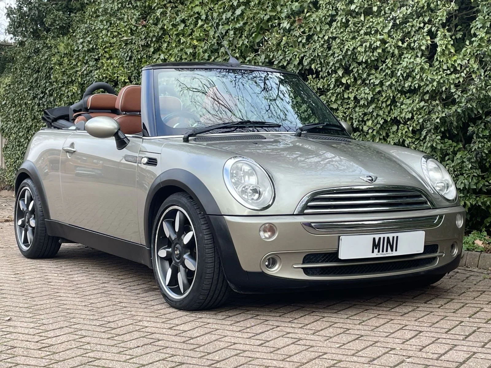 Mini Cooper Sidewalk