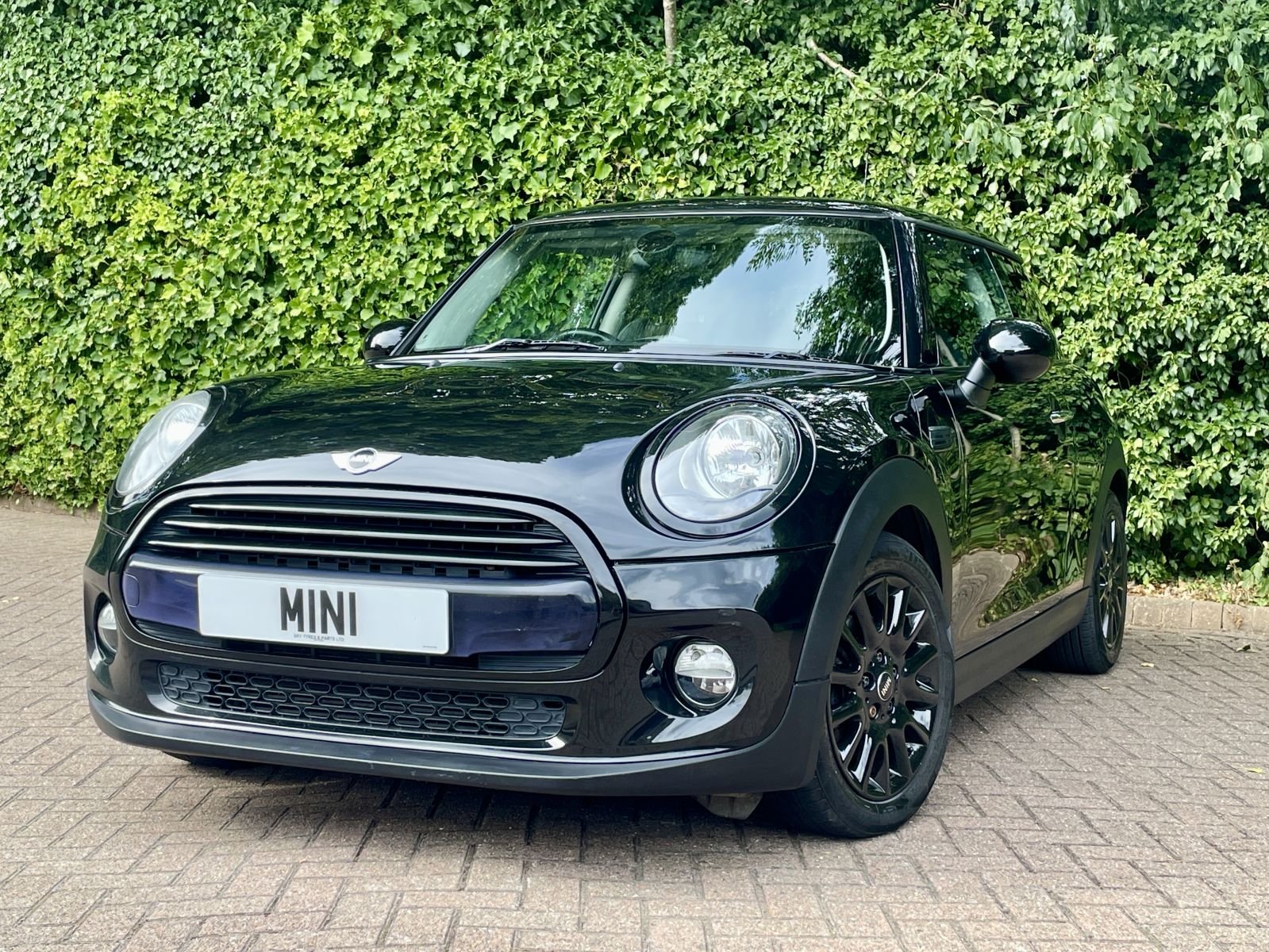 LO14 Black Cooper Manual 22.jpg