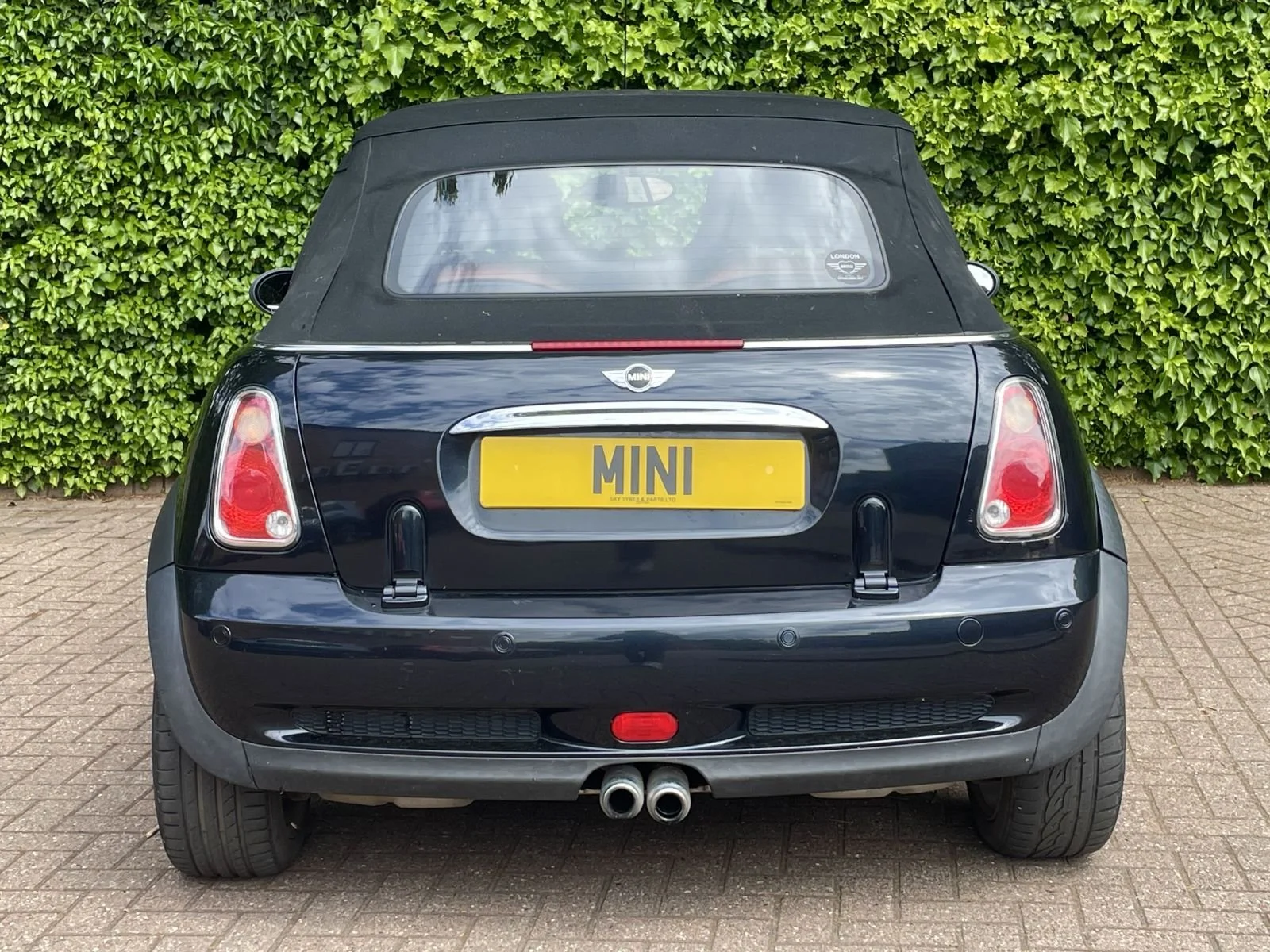 MF08 Astro Black Cooper S Sidewalk Manual 14.jpg