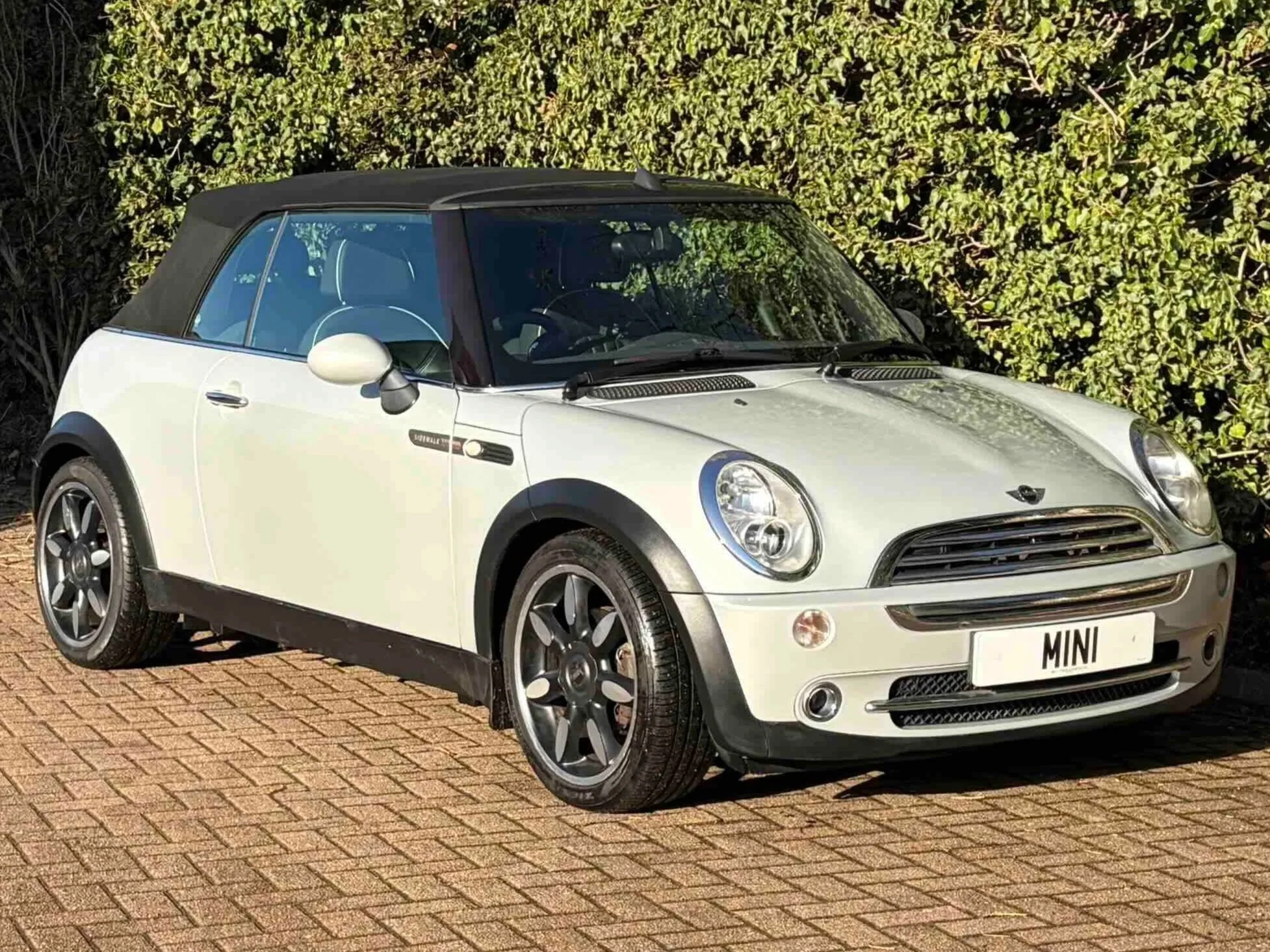 Mini Cooper Sidewalk