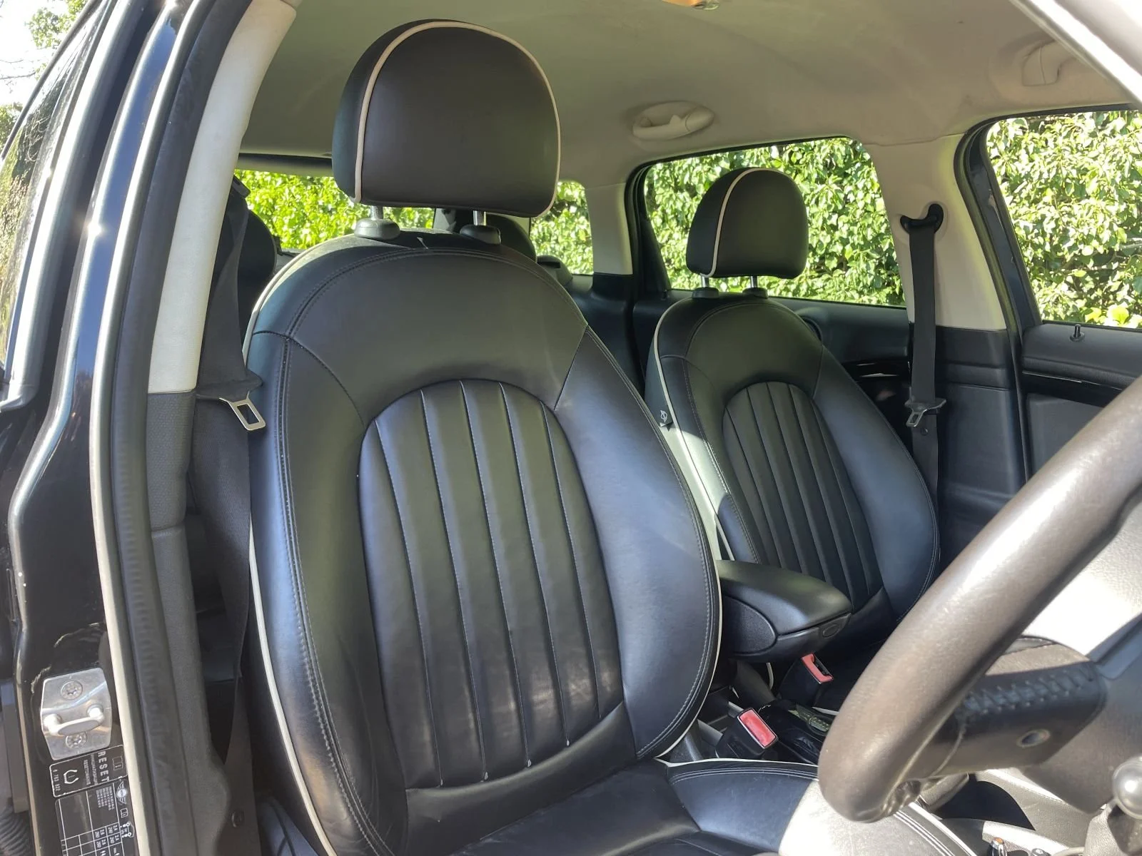 GU61 Absolute Black Metallic Countryman Cooper S Manual 9.JPG