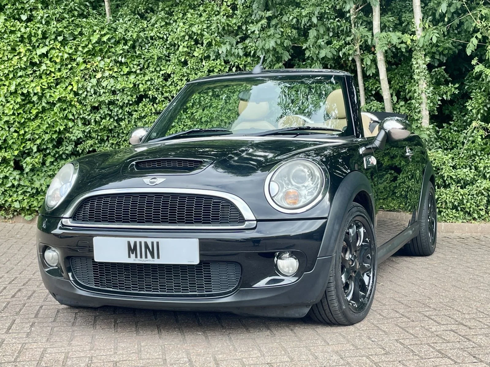 YG09 Black Cooper S Convertible Manual 19.jpg