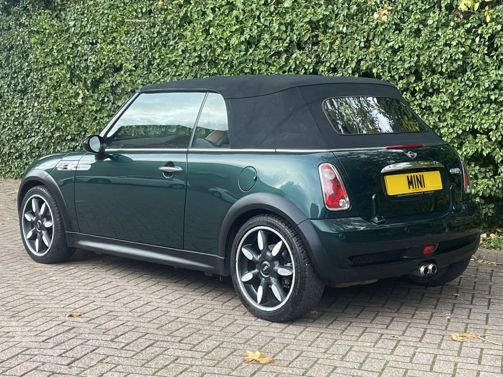 EF07 British Racing Green Sidewalk Cooper S Automatic 16.jpg