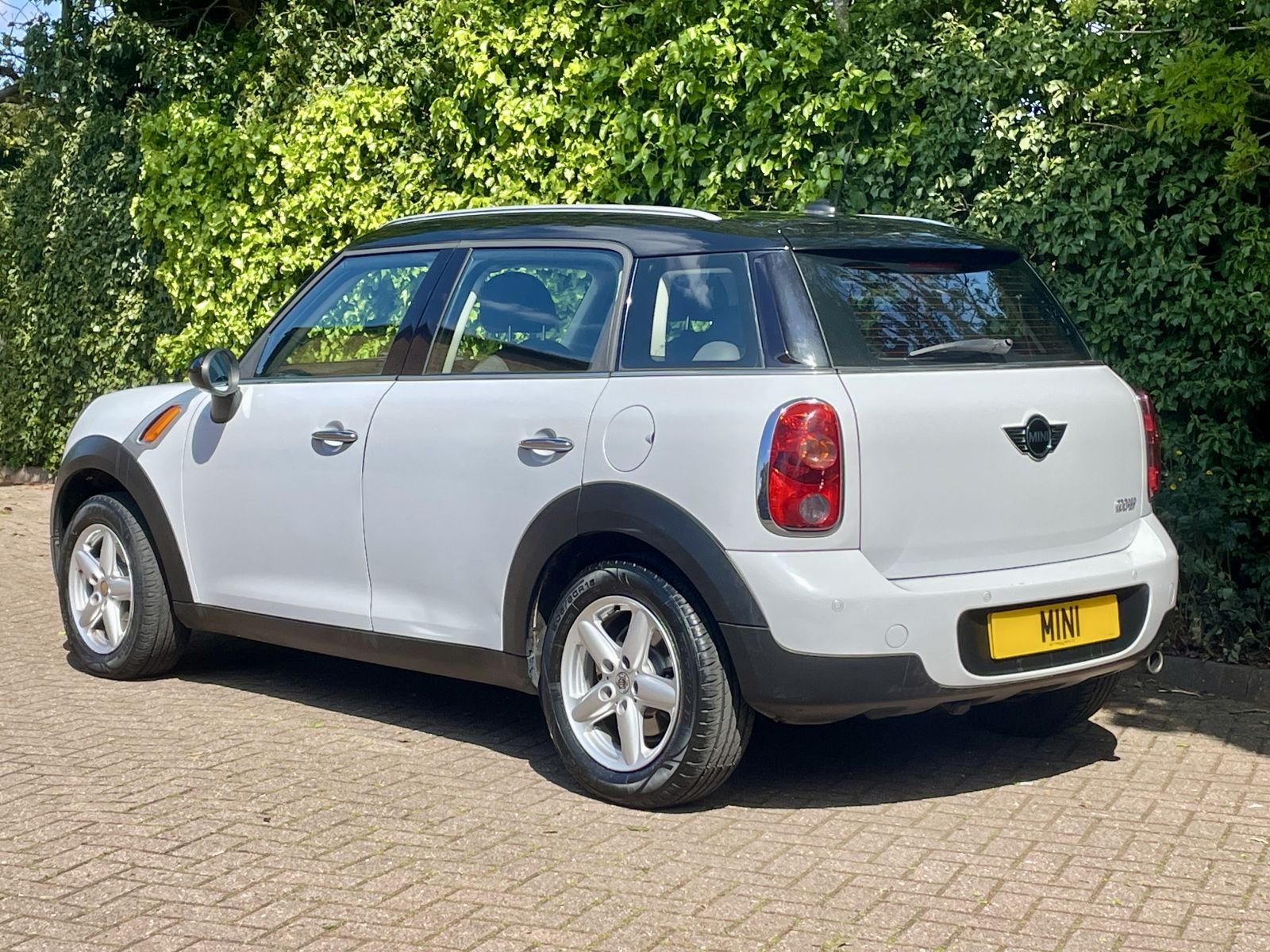 LN12 Light White Cooper Countryman Automatic 19.jpg