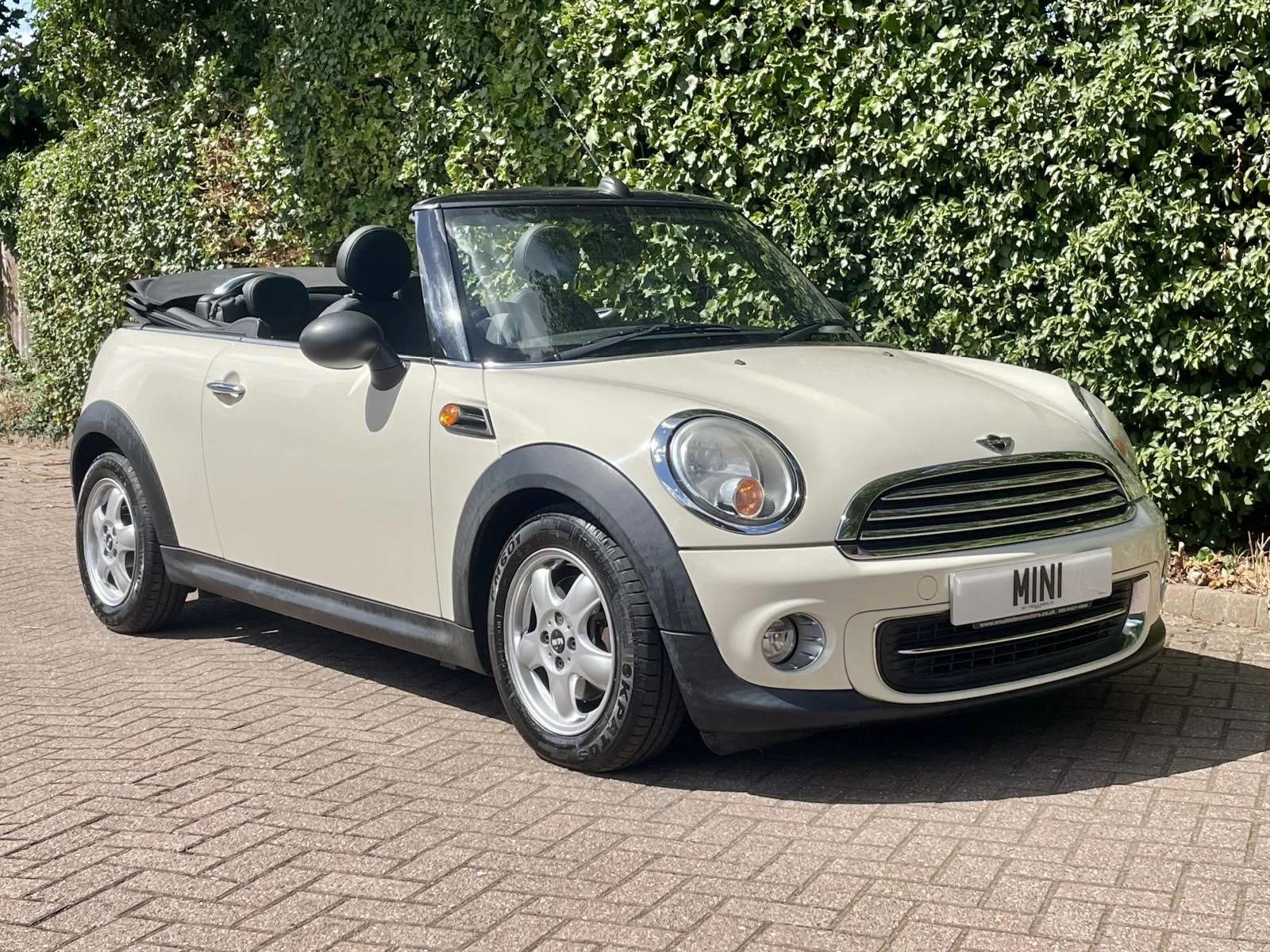 LD60 Pepper White Automatic One Convertible 1.jpg