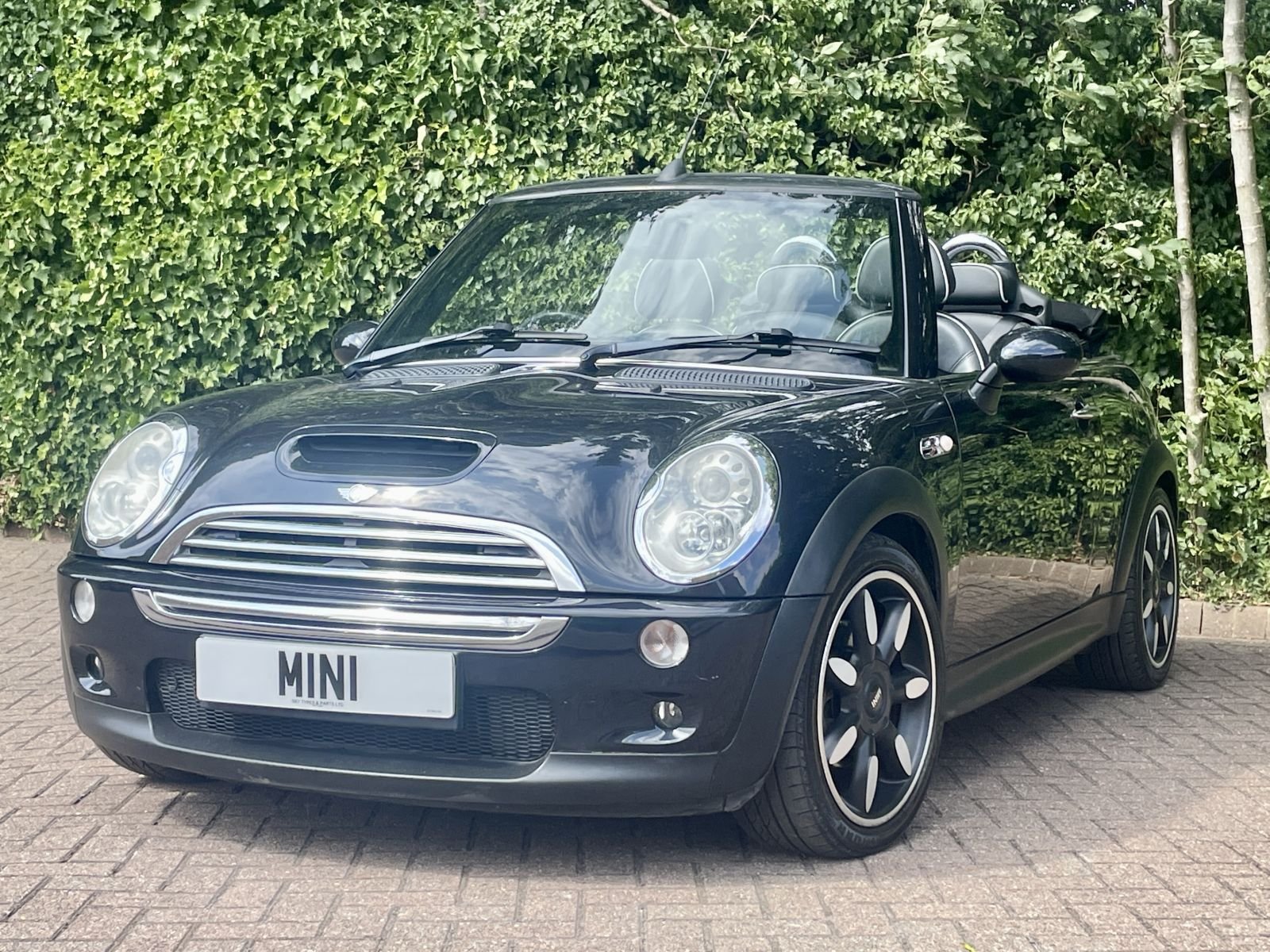 HV08 Black Cooper S Sidewalk Automatic 19.jpg