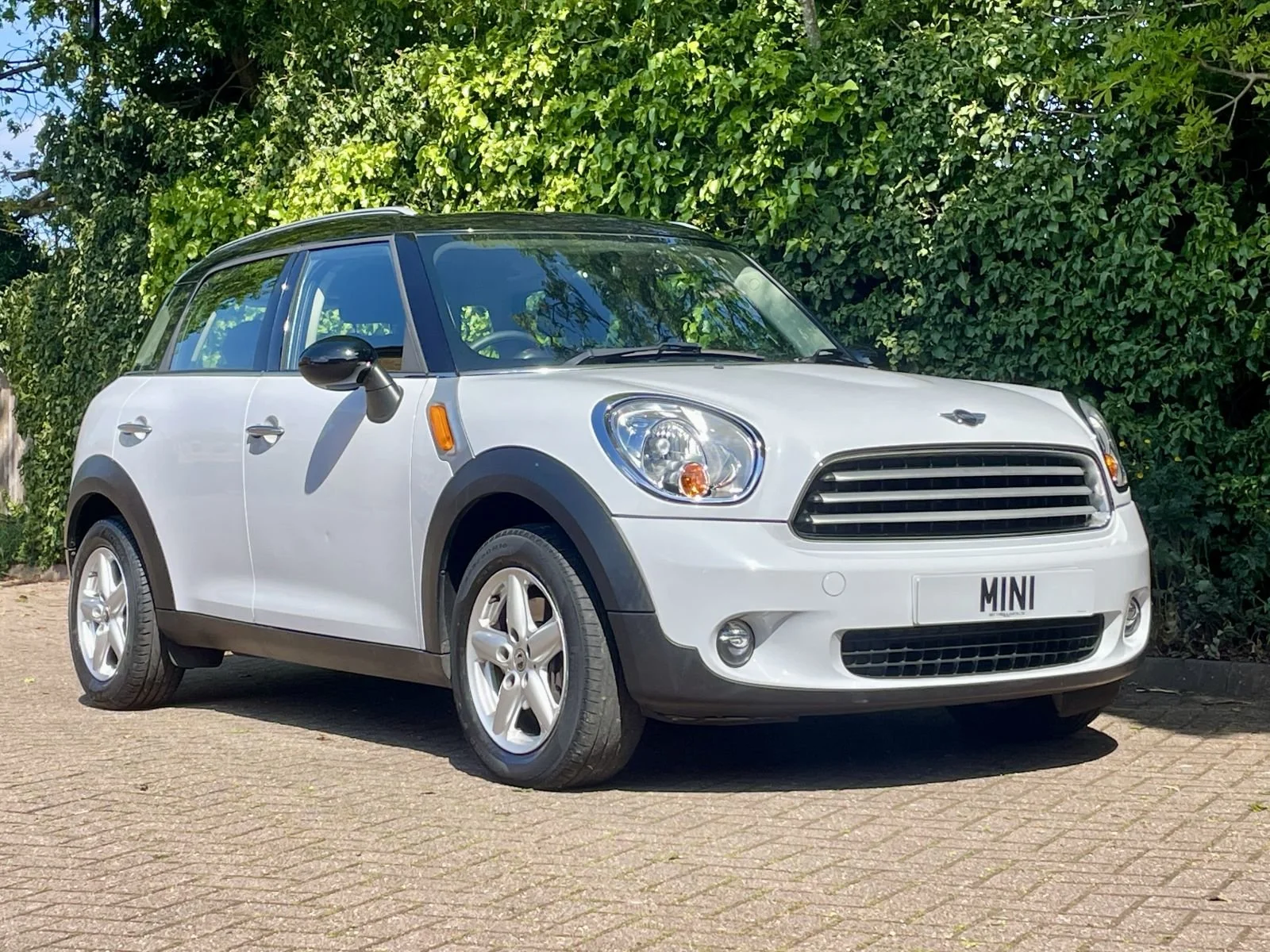 LN12 Light White Cooper Countryman Automatic 1.jpg