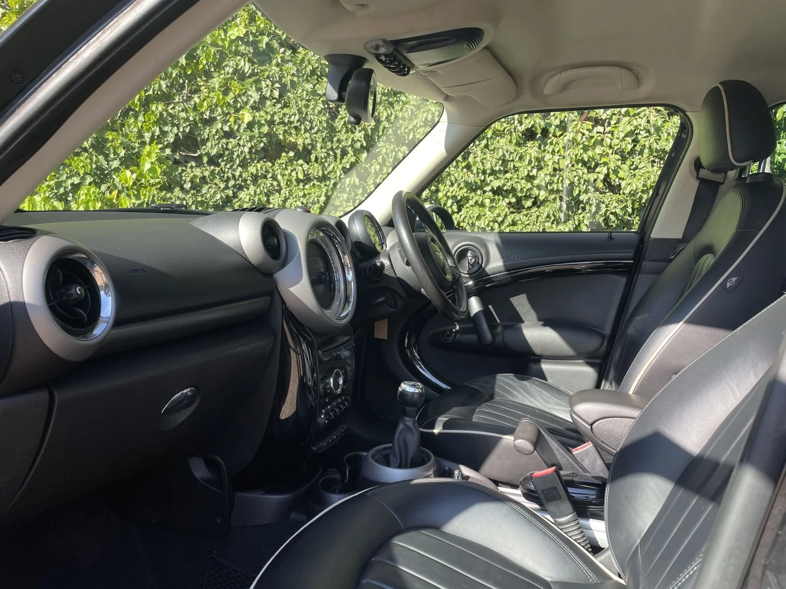 GU61 Absolute Black Metallic Countryman Cooper S Manual 11.JPG