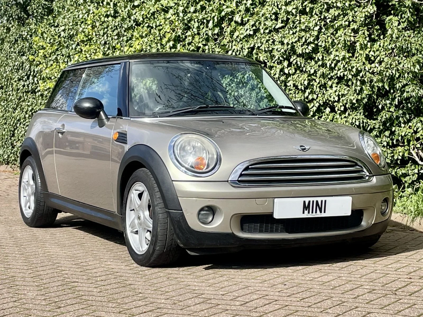 LC57 Sparkling Silver G2 Cooper Auto 1.jpg