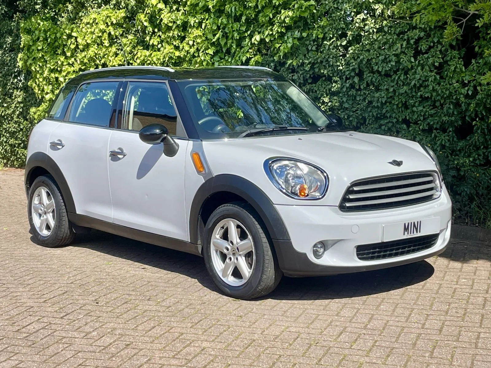 LN12 Light White Cooper Countryman Automatic 2.jpg