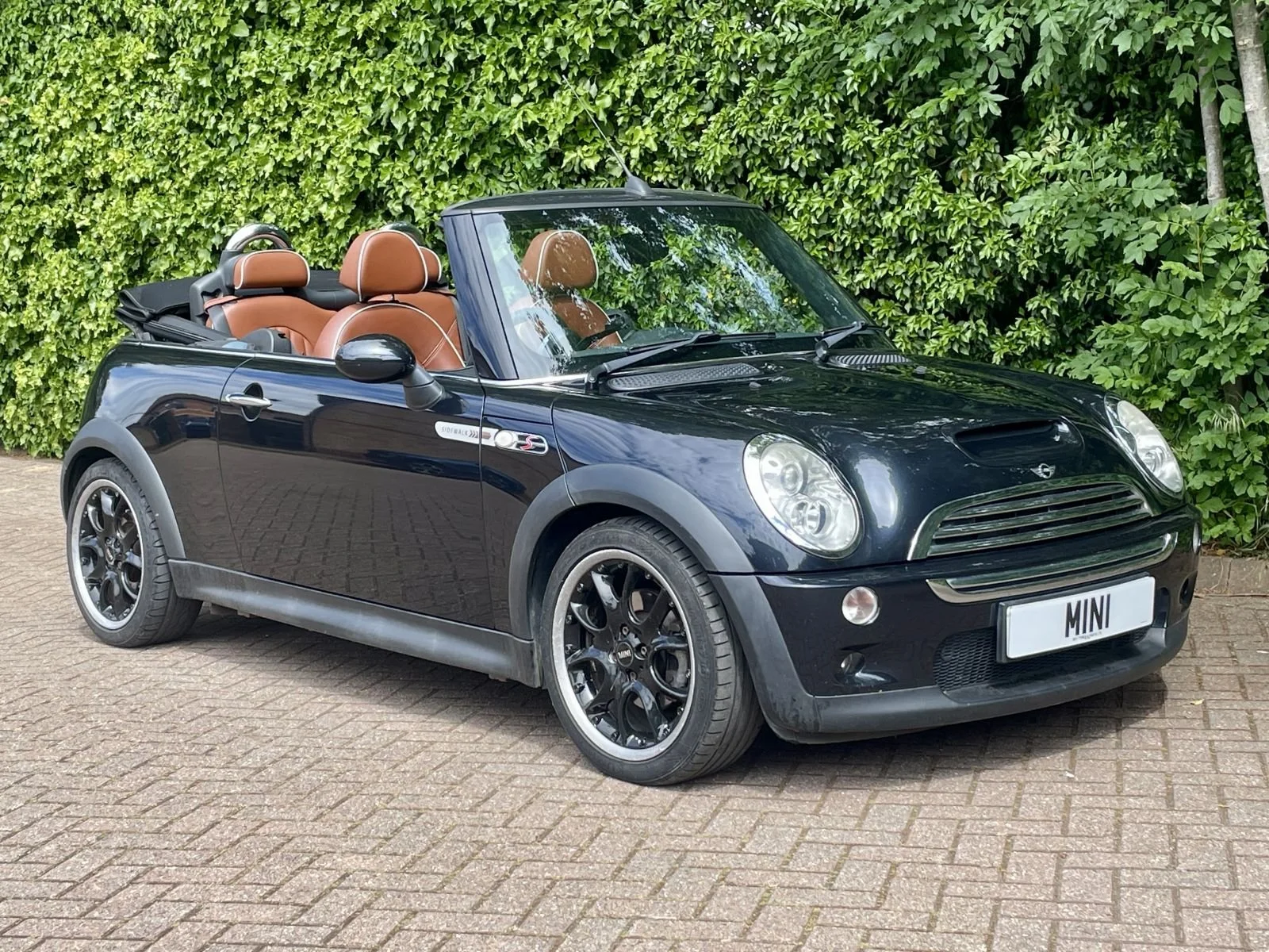 MF08 Astro Black Cooper S Sidewalk Manual 2.jpg