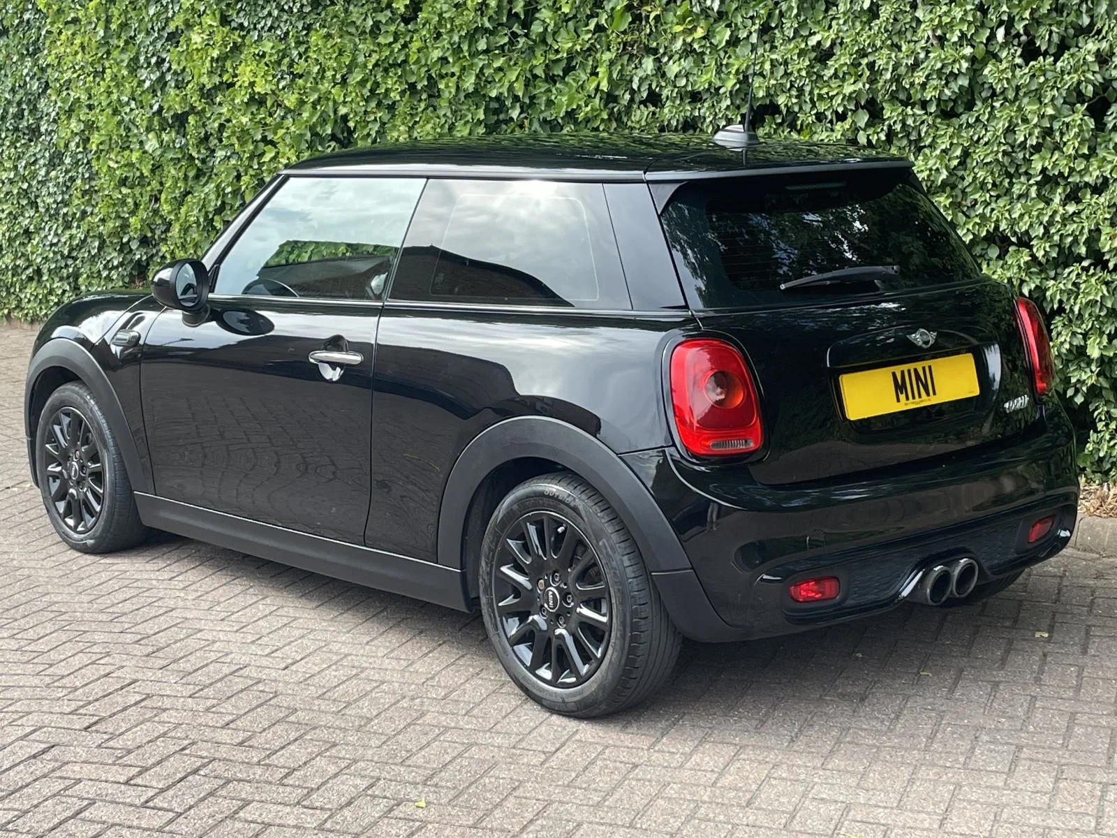 LO14 Black Cooper Manual 20.jpg