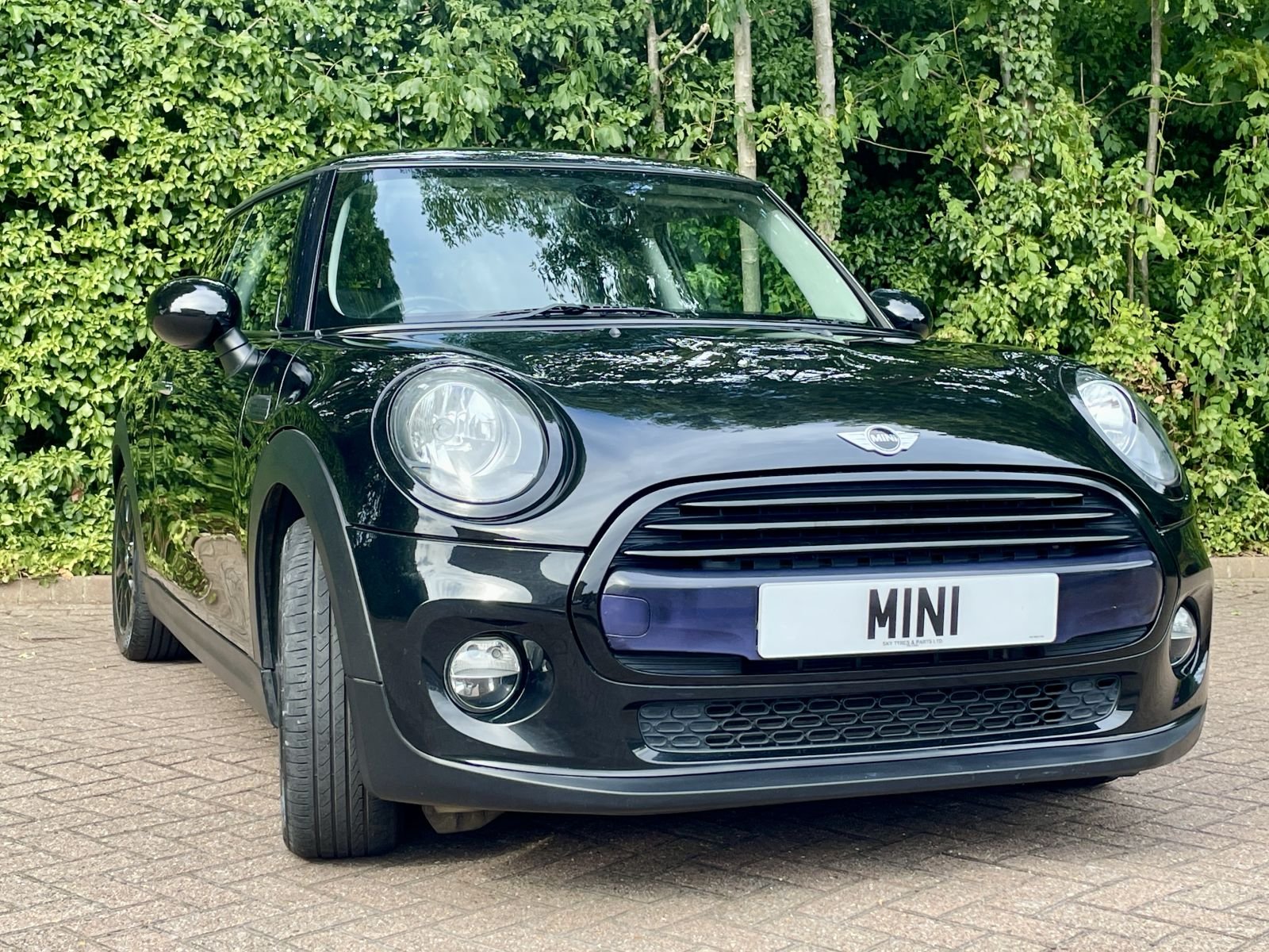 LO14 Black Cooper Manual 23.jpg