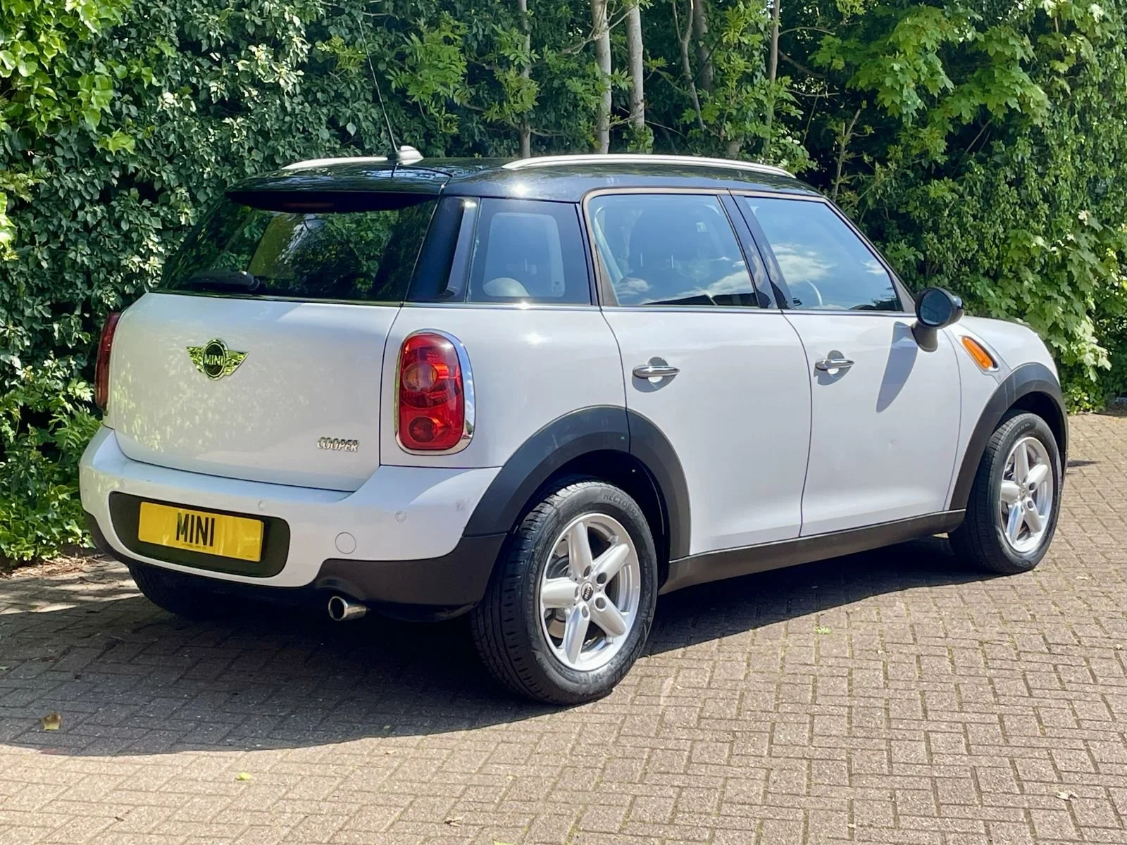 LN12 Light White Cooper Countryman Automatic 4.jpg