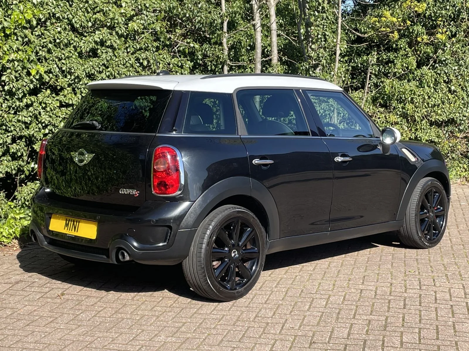GU61 Absolute Black Metallic Countryman Cooper S Manual 4.jpg