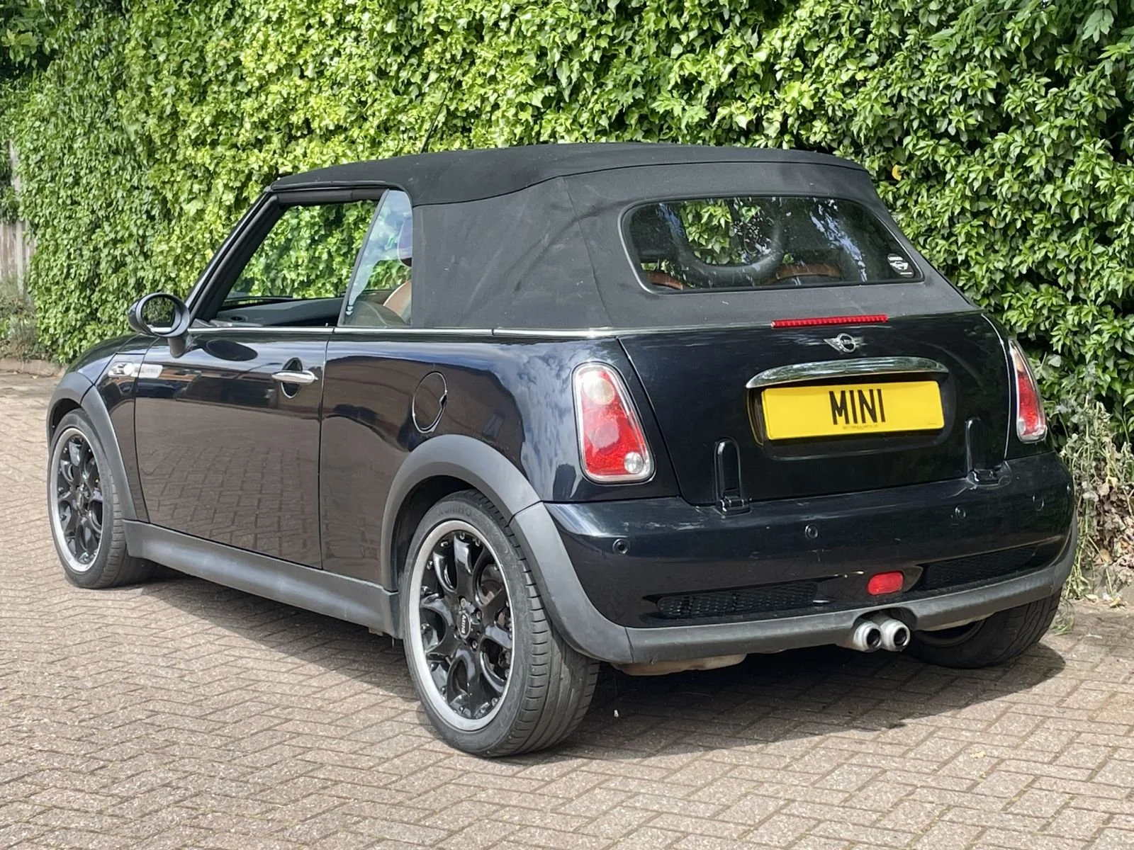 MF08 Astro Black Cooper S Sidewalk Manual 20.jpg