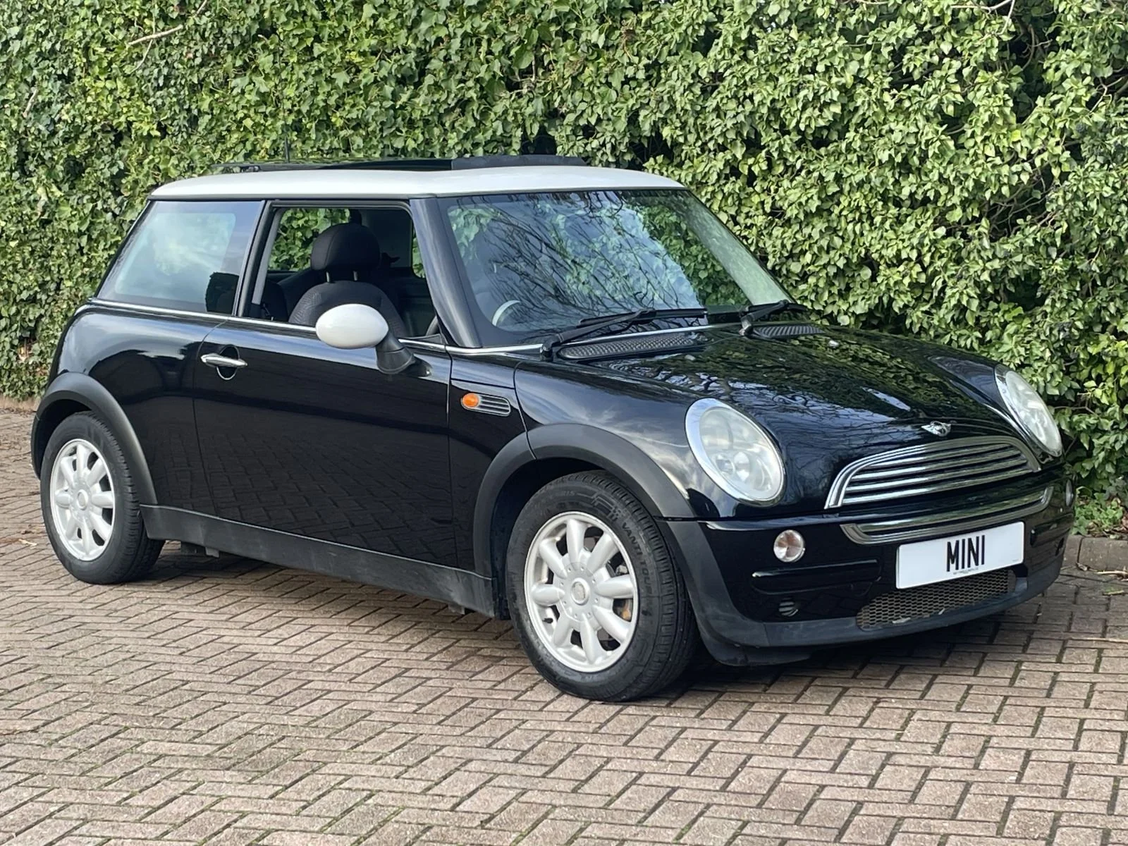 MW04 Astro Black Automatic Cooper 2.jpg