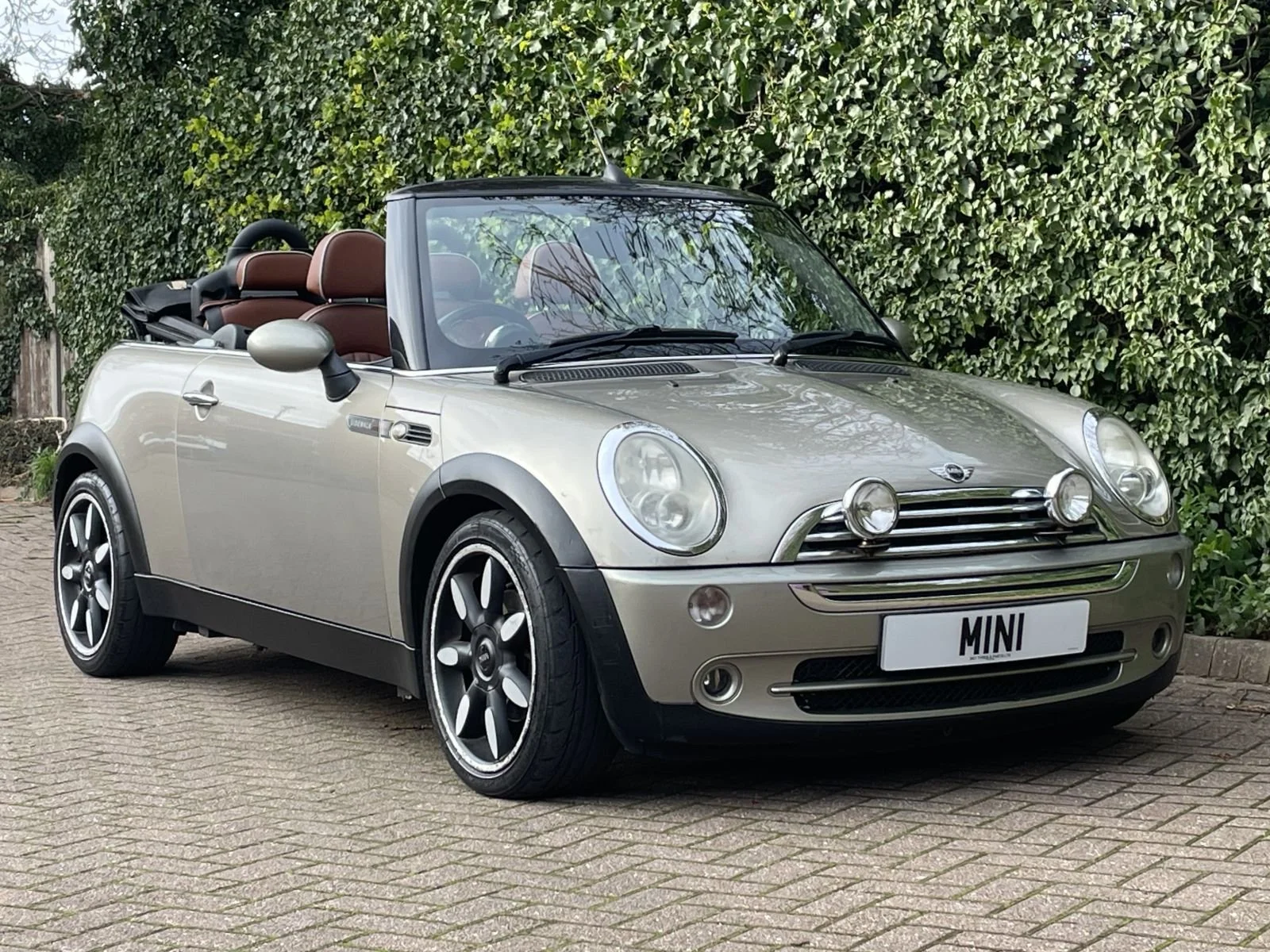 MINI Cooper Sidewalk
