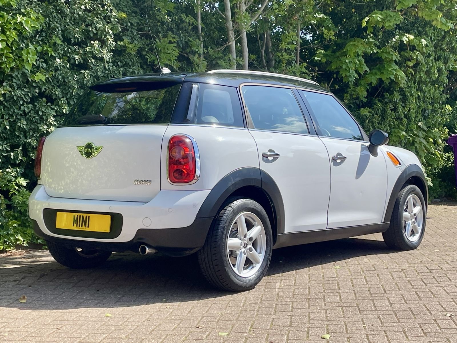 LN12 Light White Cooper Countryman Automatic 5.jpg