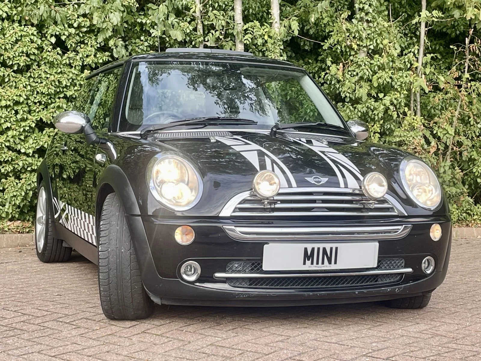 LN54 Astro Black Cooper Automatic Sunroof 18.jpg