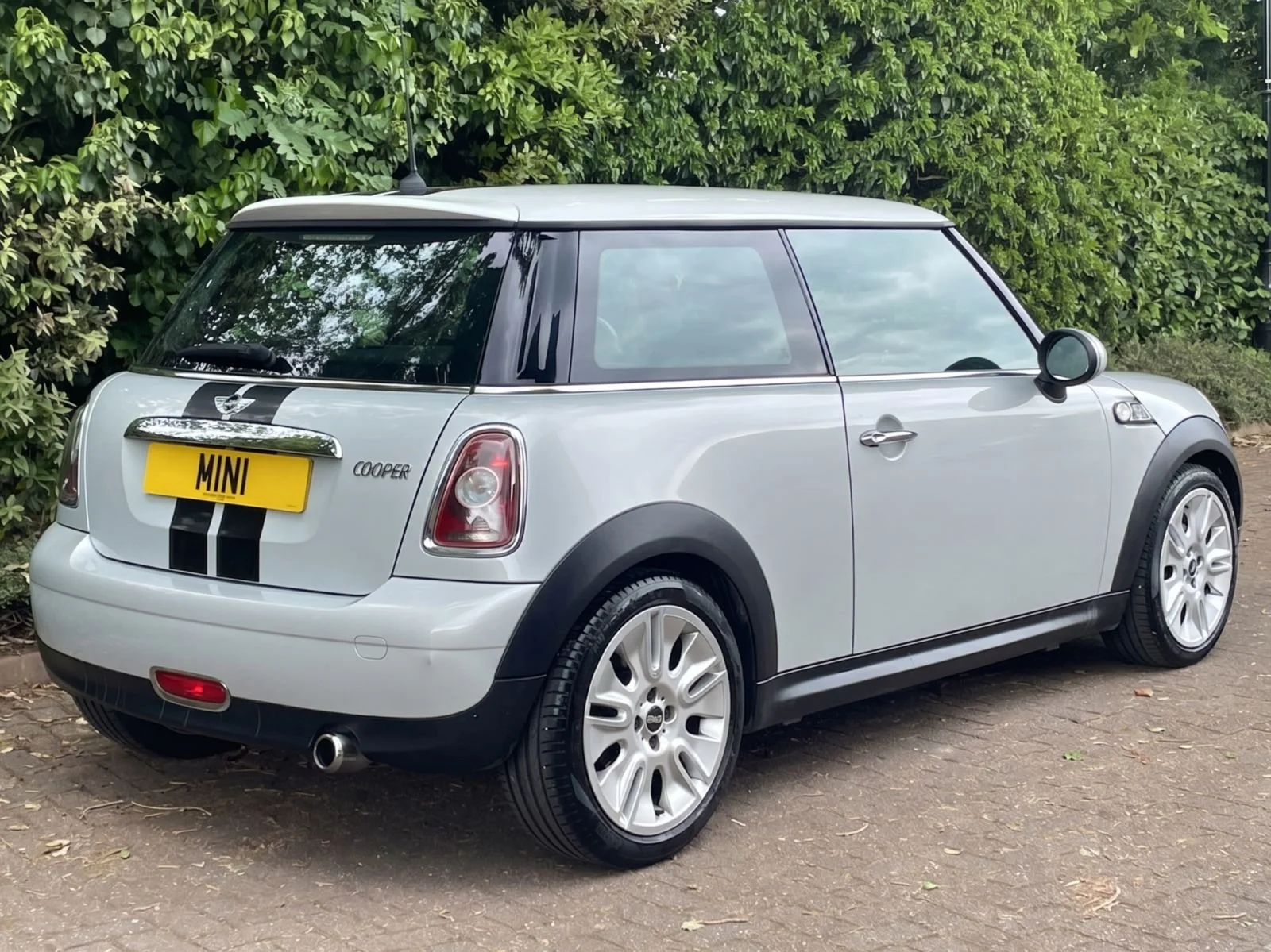 MT59 White Silver Camden Cooper Manual 4.jpg