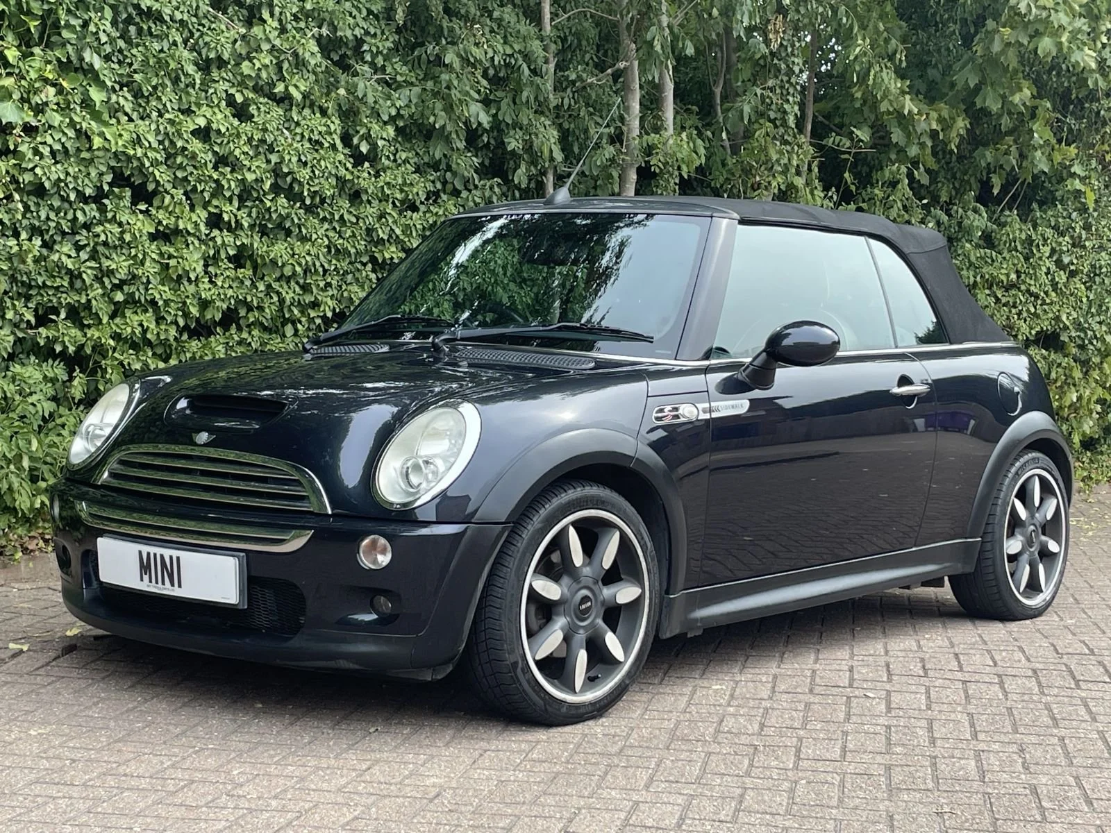 YG57 Astro Black Cooper S Sidewalk 15.jpg