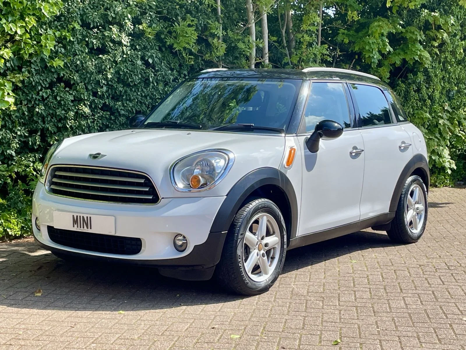 LN12 Light White Cooper Countryman Automatic 17.jpg