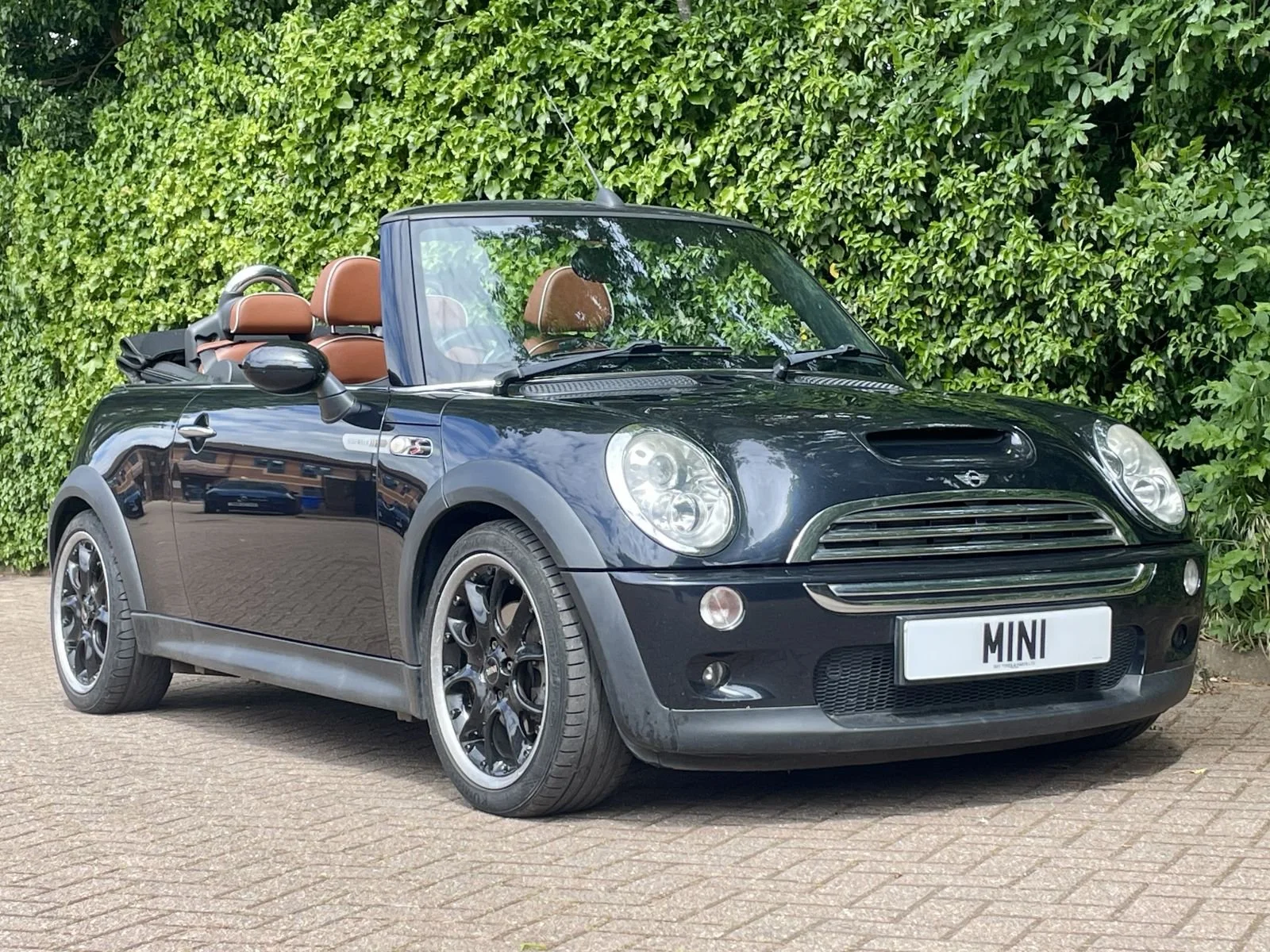 MF08 Astro Black Cooper S Sidewalk Manual 1.jpg