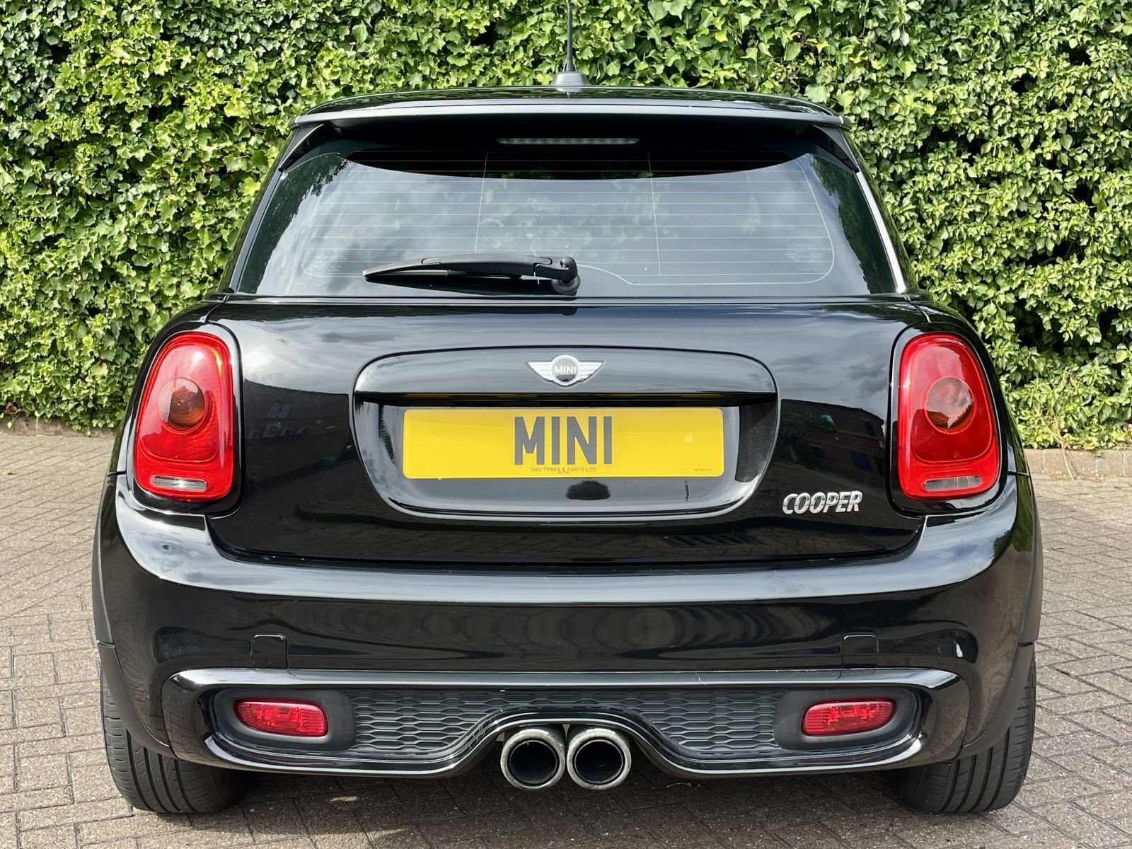 LO14 Black Cooper Manual 15.jpg