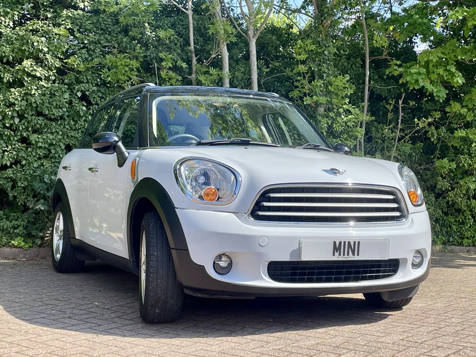 LN12 Light White Cooper Countryman Automatic 22.jpg