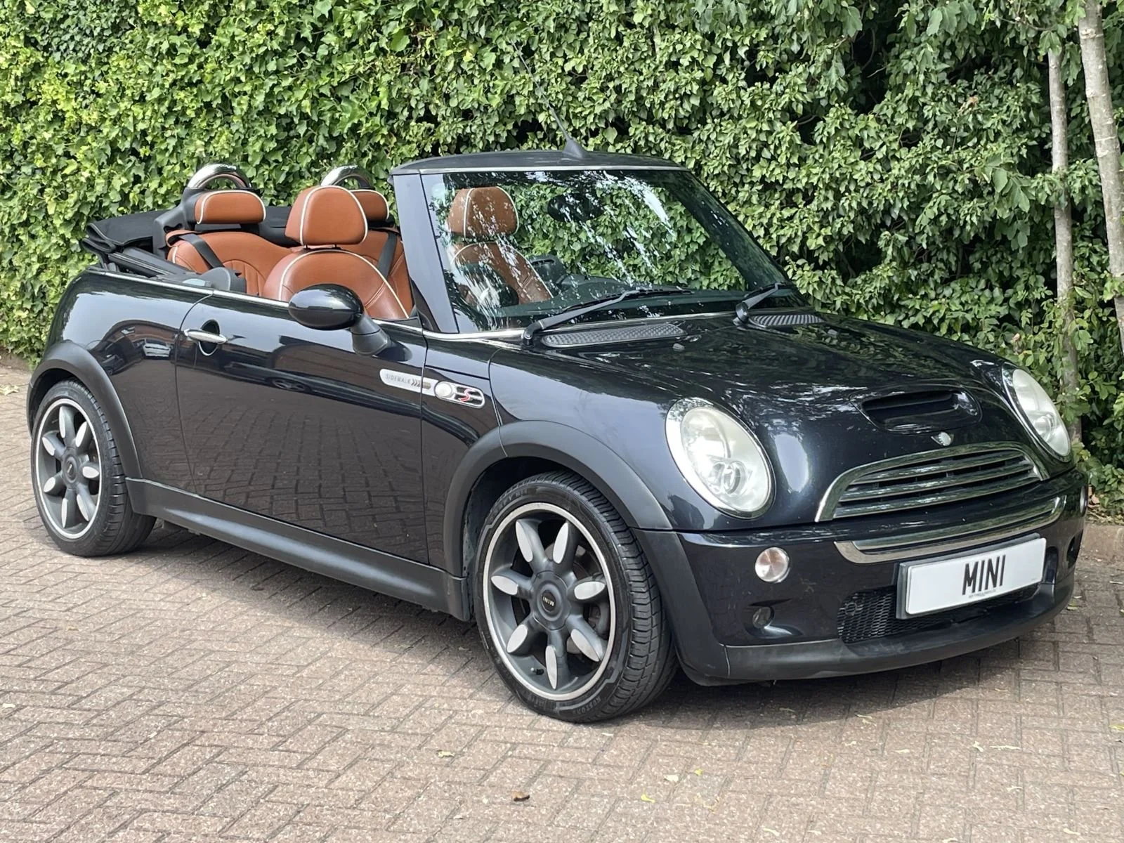 YG57 Astro Black Cooper S Sidewalk 2.jpg
