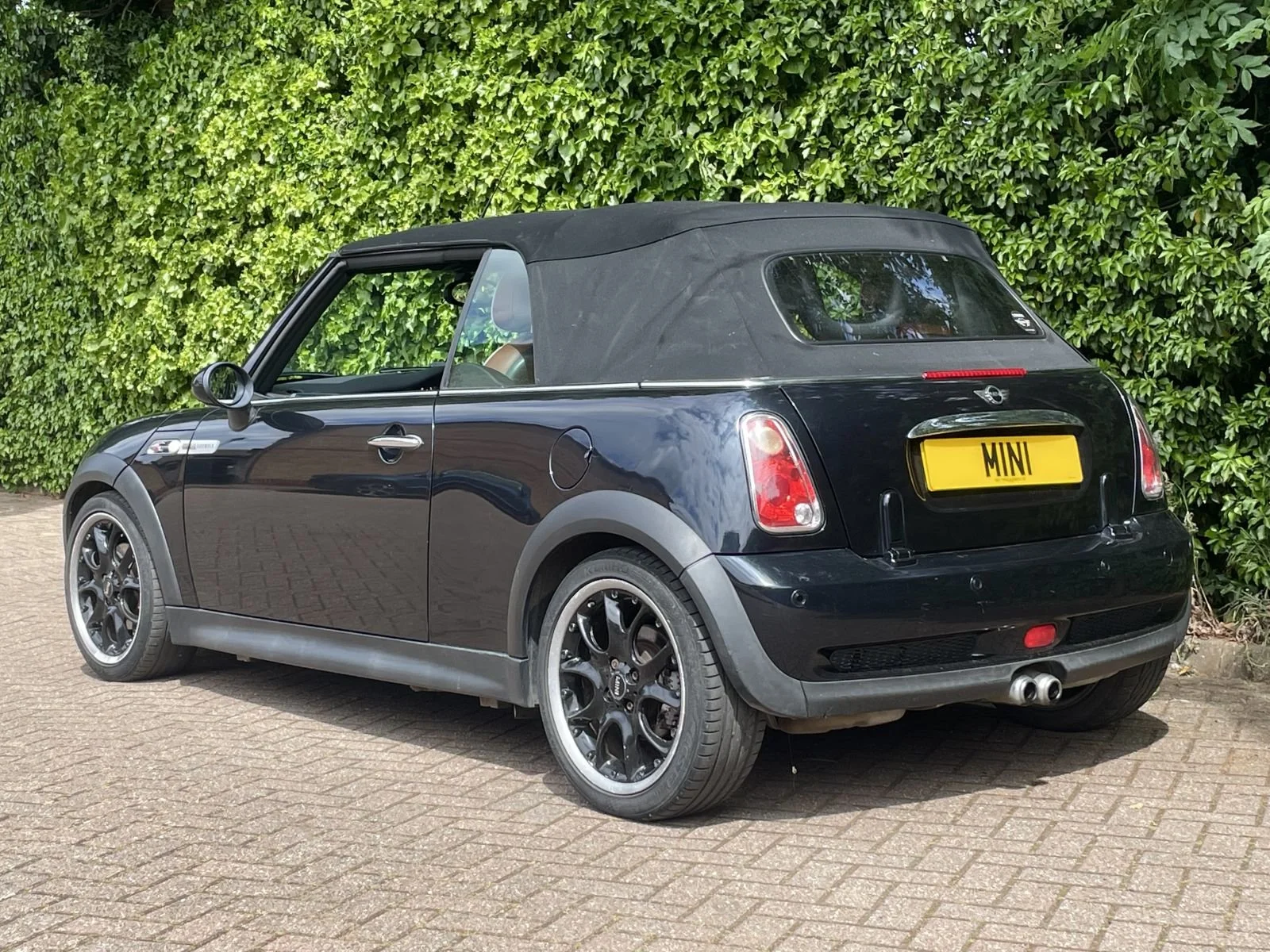 MF08 Astro Black Cooper S Sidewalk Manual 19.jpg