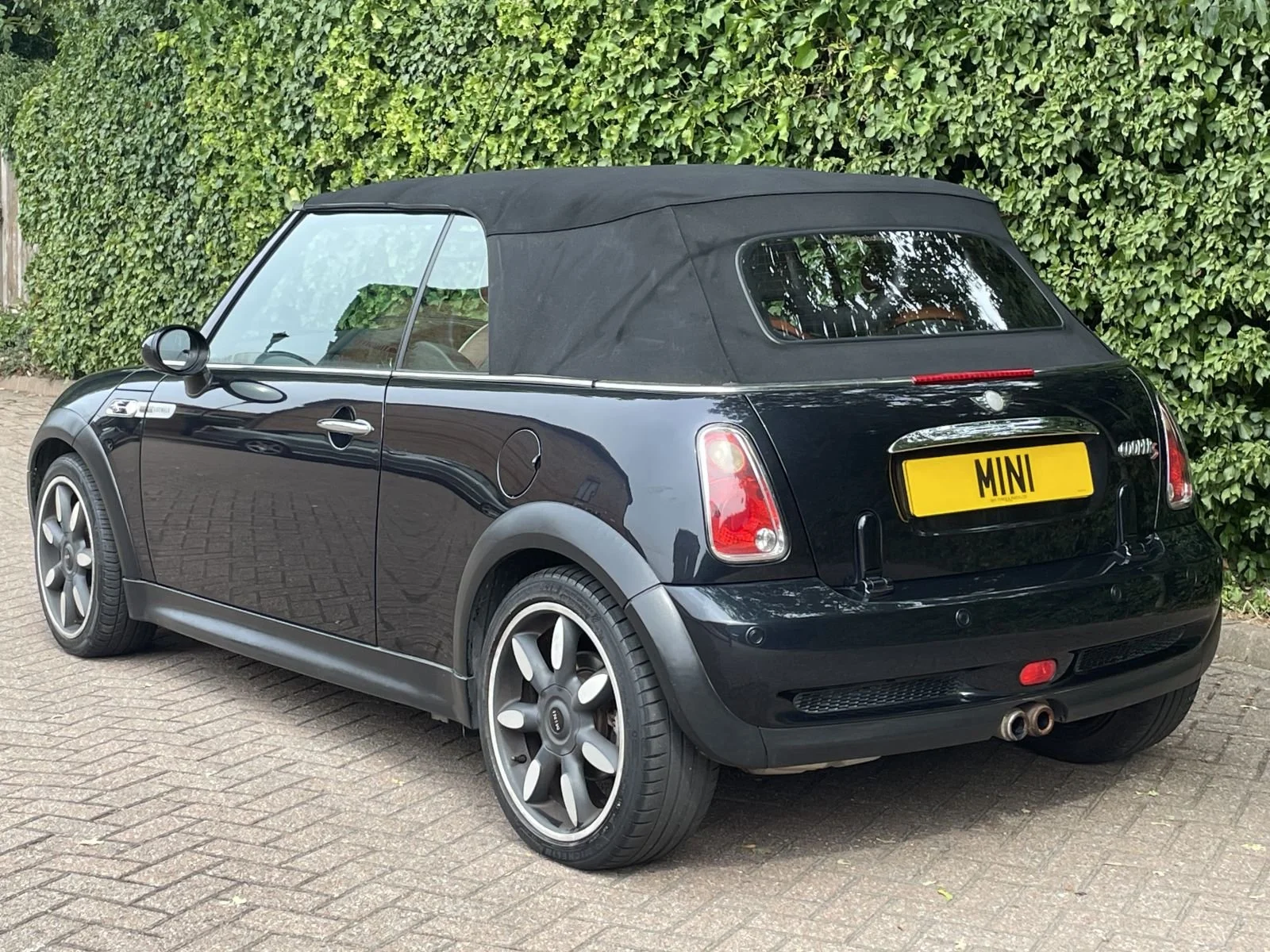 YG57 Astro Black Cooper S Sidewalk 17.jpg