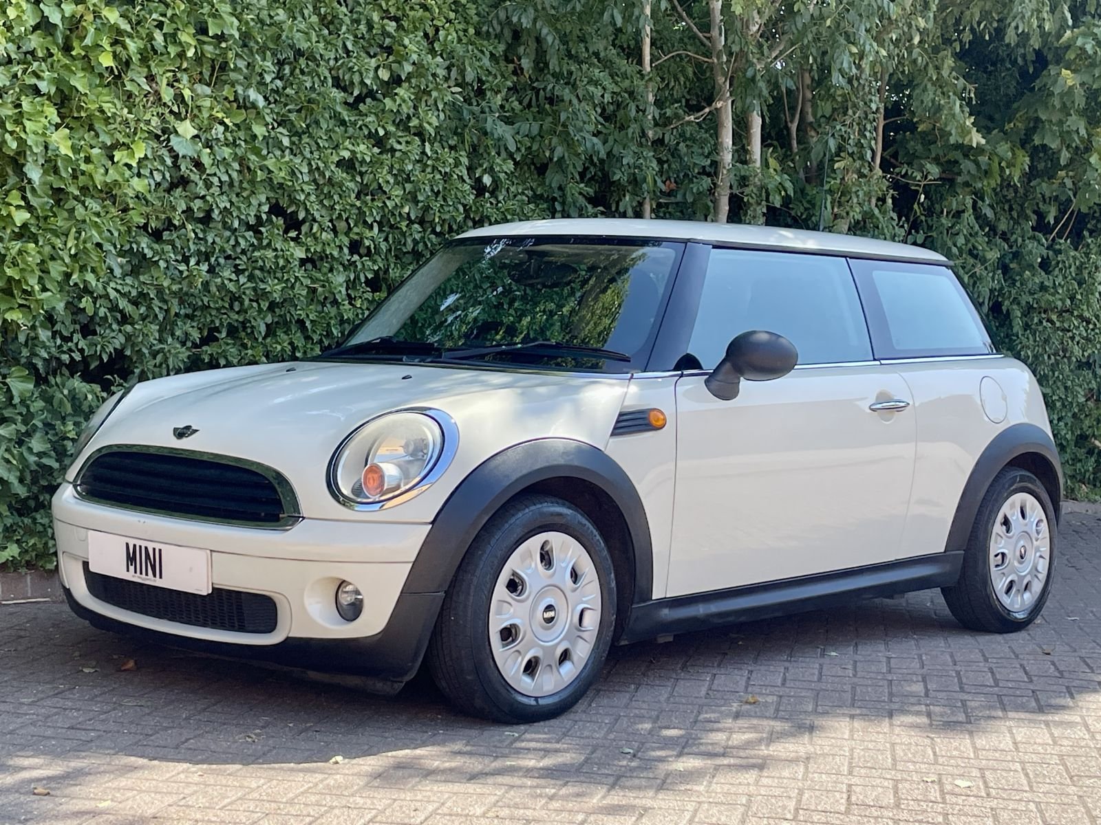 LD09 White One 1.4 Automatic 17.jpg