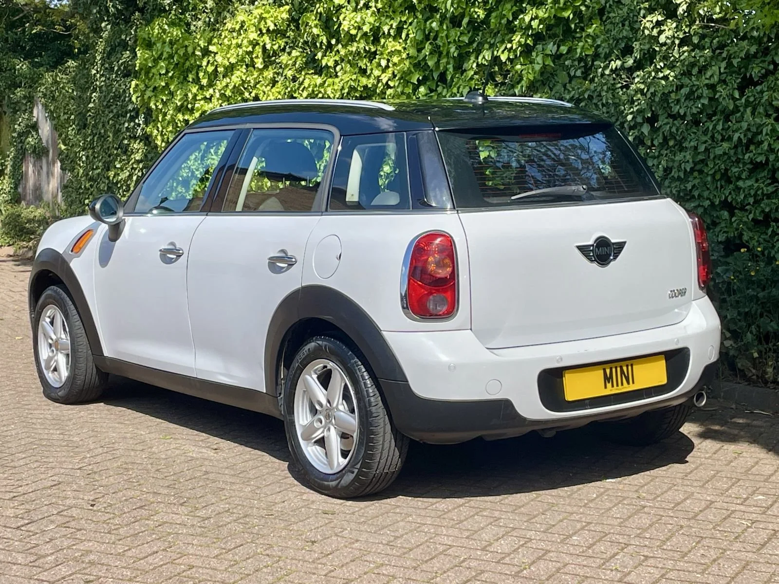 LN12 Light White Cooper Countryman Automatic 20.jpg