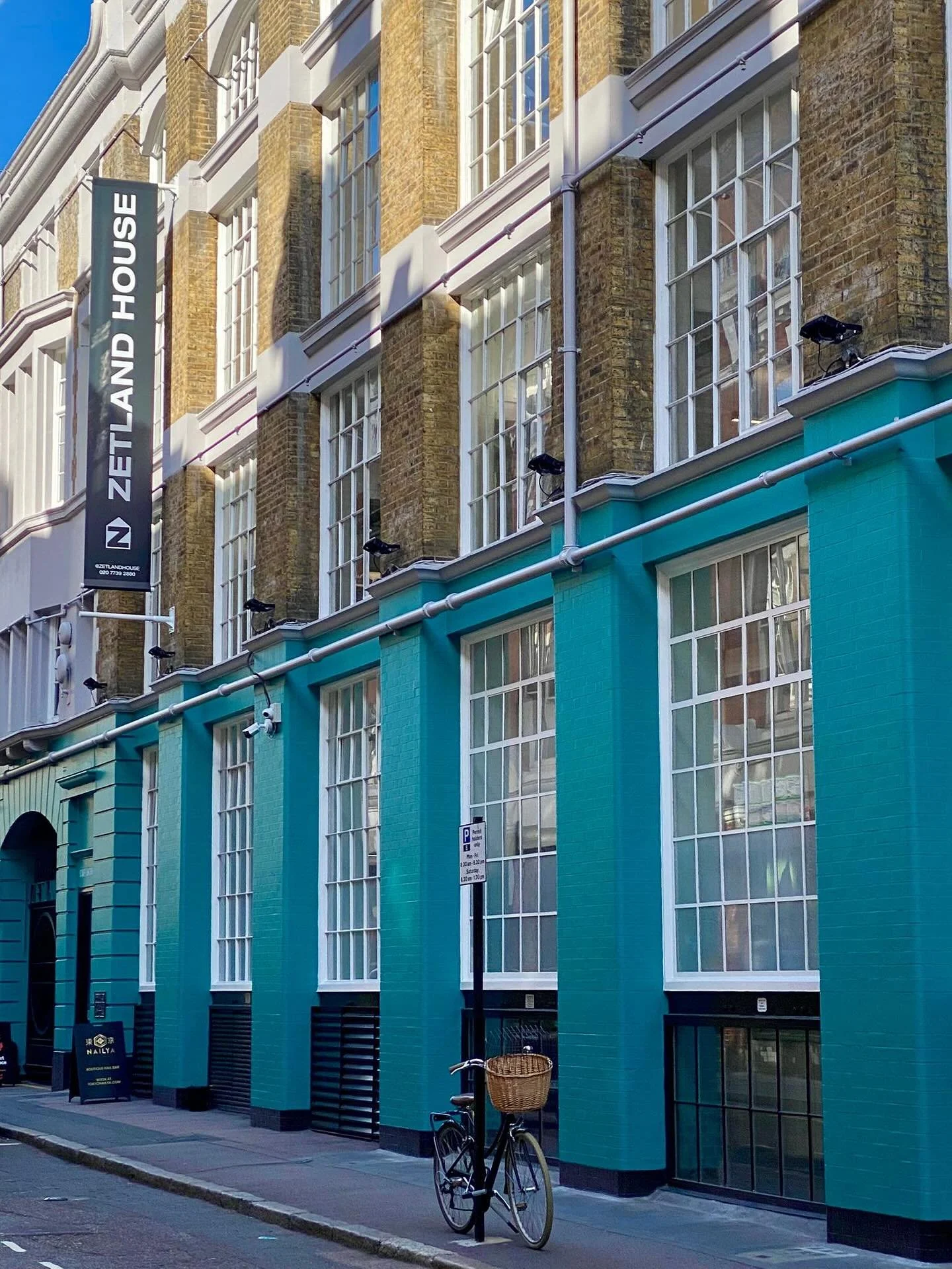 🏙️ Excited to unveil our latest project: Zetland House in Shoreditch! 🏢✨ We delivered custom bespoke desking and ergonomic task chairs. 

#ZetlandHouse #Shoreditch #BespokeDesign #OfficeFurniture #Collaboration #InteriorDesign
