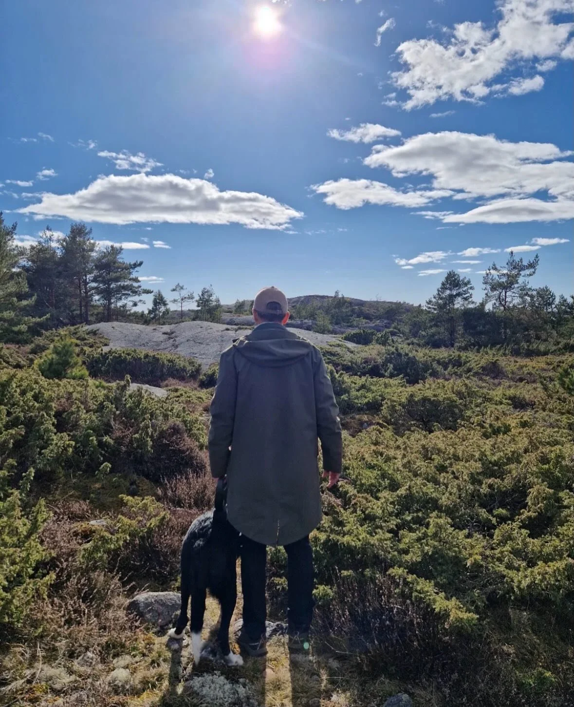 ☀️ M&Aring;NADENS SOLSKENSHISTORIA ☀️ 
H&auml;r kommer en h&auml;lsning fr&aring;n Noah och hans familj,

&rdquo;Noah har varit hos oss nu lite mer &auml;n ett &aring;r och fr&aring;n b&ouml;rjan har han varit lugn, v&auml;nlig, och t&aring;lmodig.
V