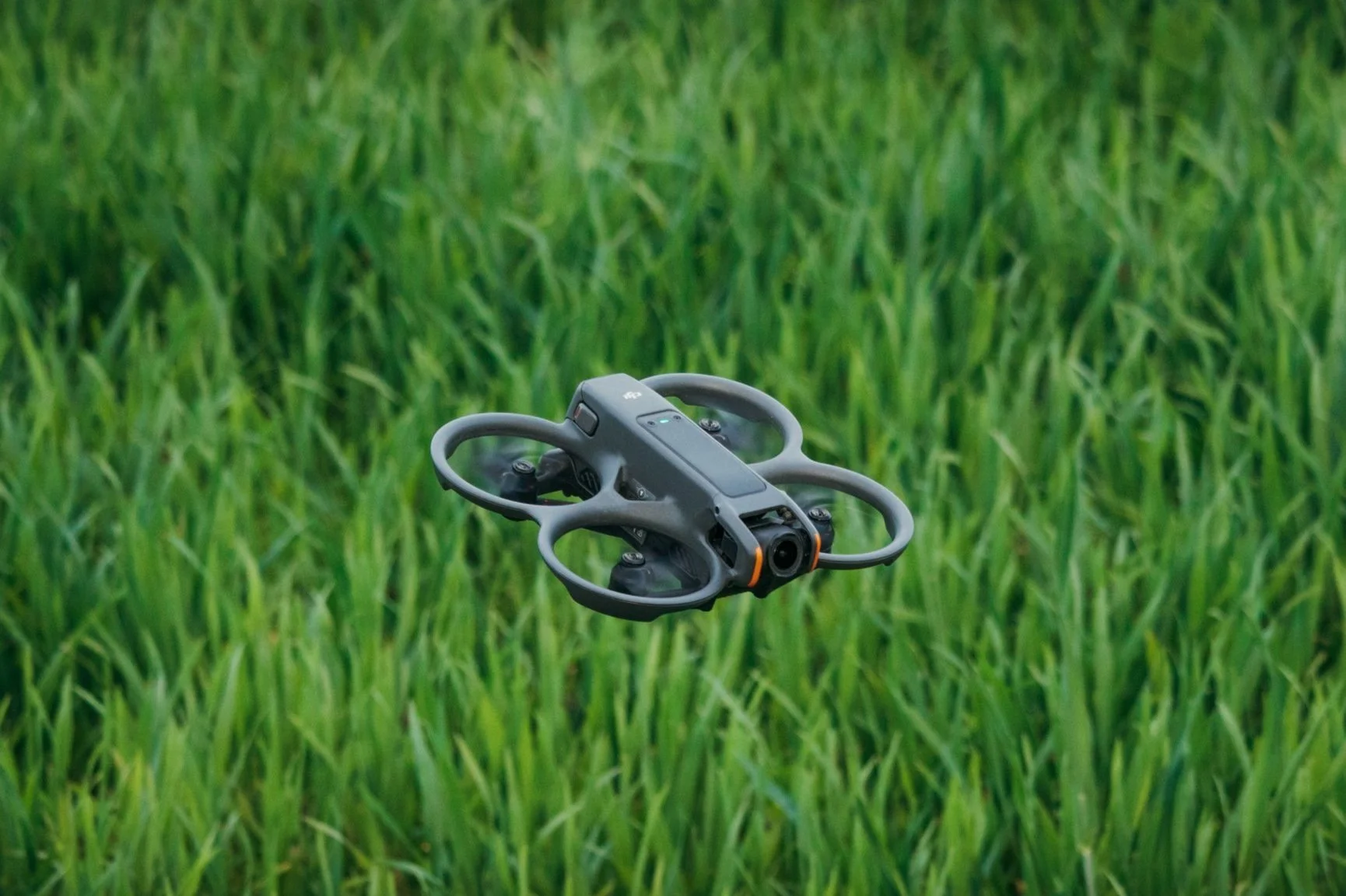 Een drone zweeft boven een weelderig groene grasmat.