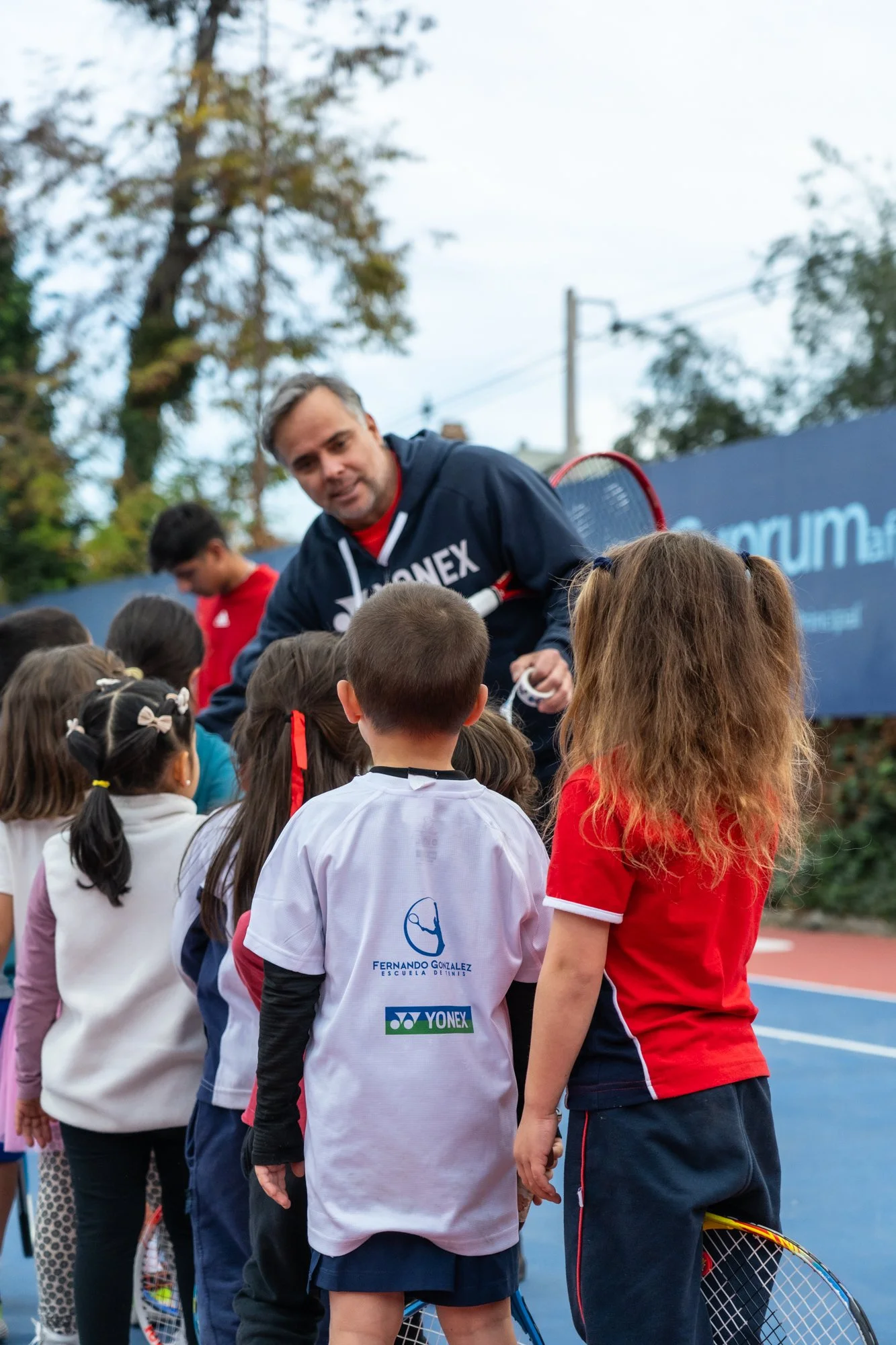 fernando-gonzalez-visita-mini-tenis-03.jpg