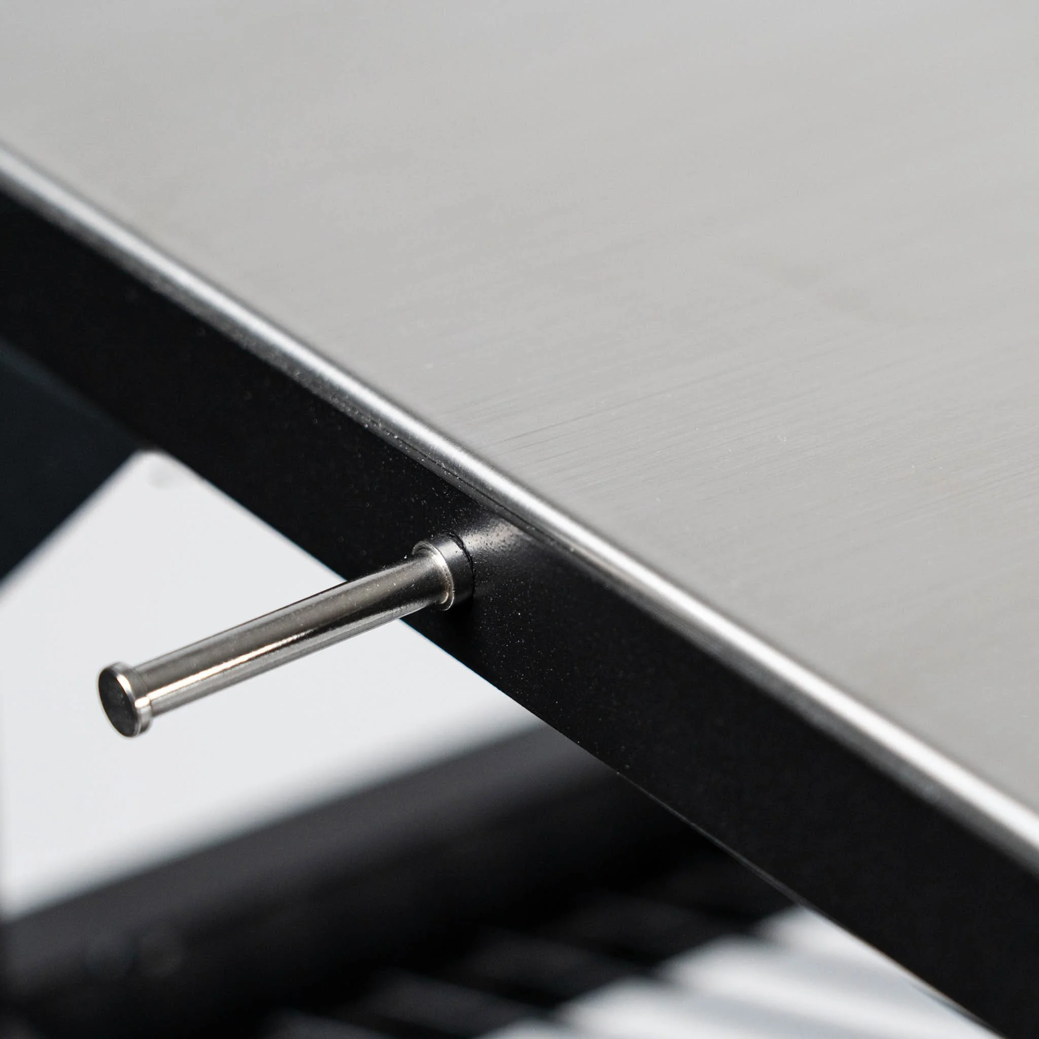 mesa-portable-detalle-gancho-kyra-fire-2048x2048px-72dpi.jpg