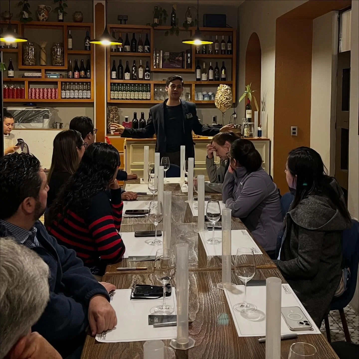 El otro d&iacute;a, ensamblando vinos en nuestro colegio con @haciendaflorida 🍇🍷
&iexcl;Muchas gracias @johnsommx y @kary_castillo por dirigir tan maravilloso evento! 🥂🤩