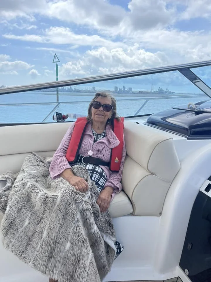 Drama on the high seas today, well, just about in the solent! We were supposed to meet David and Charlotte, and go to the Hut eat, drink and get merry&hellip; Alas, the boat said no and sprung an oil leak&hellip;. Oh well, dinner at Tapas it is(mums 