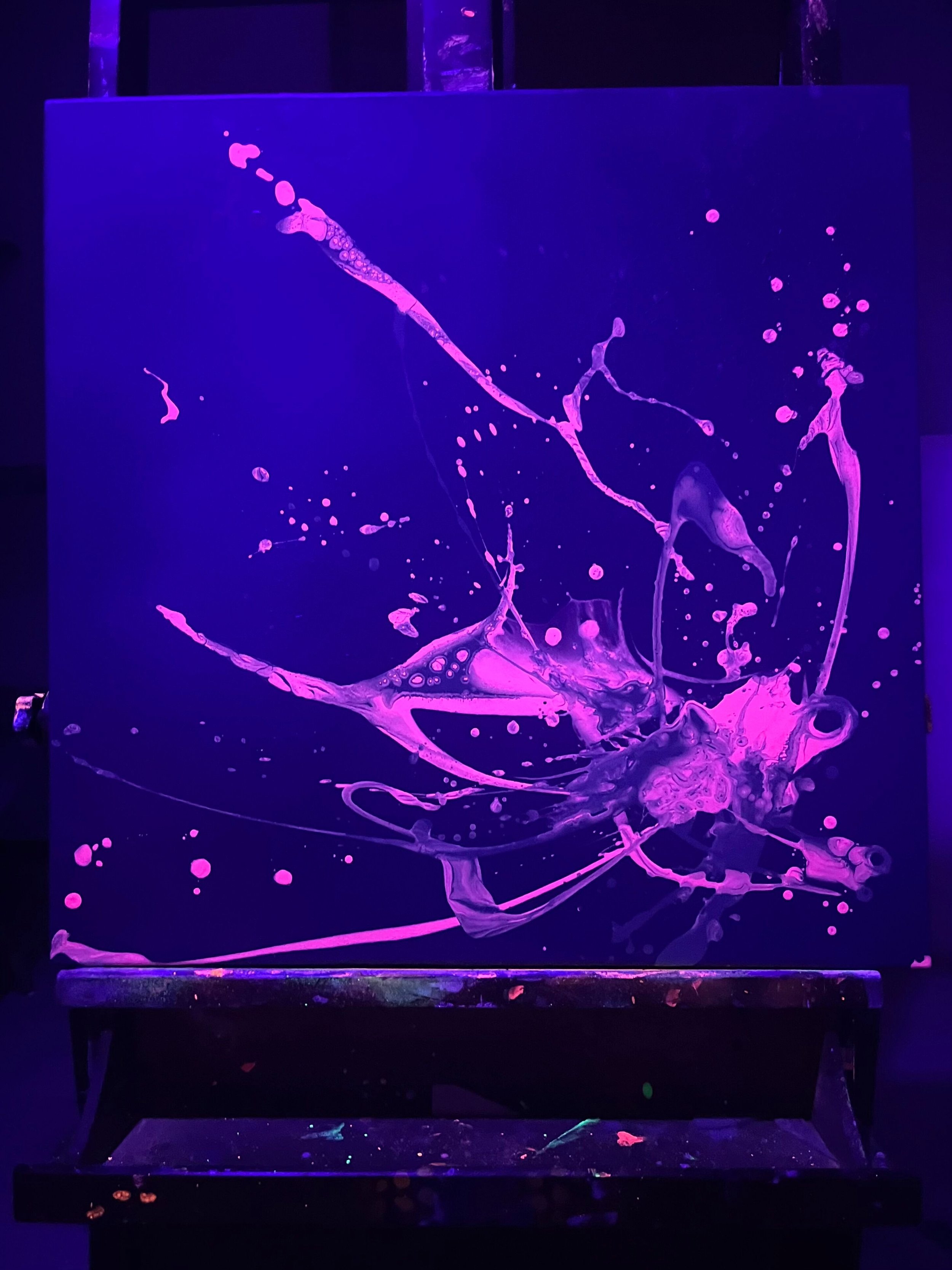 Werk unter Schwarzlicht, floureszierende Farbflächen leuchten intensiv und verändern die ursprüngliche Farbwirkung