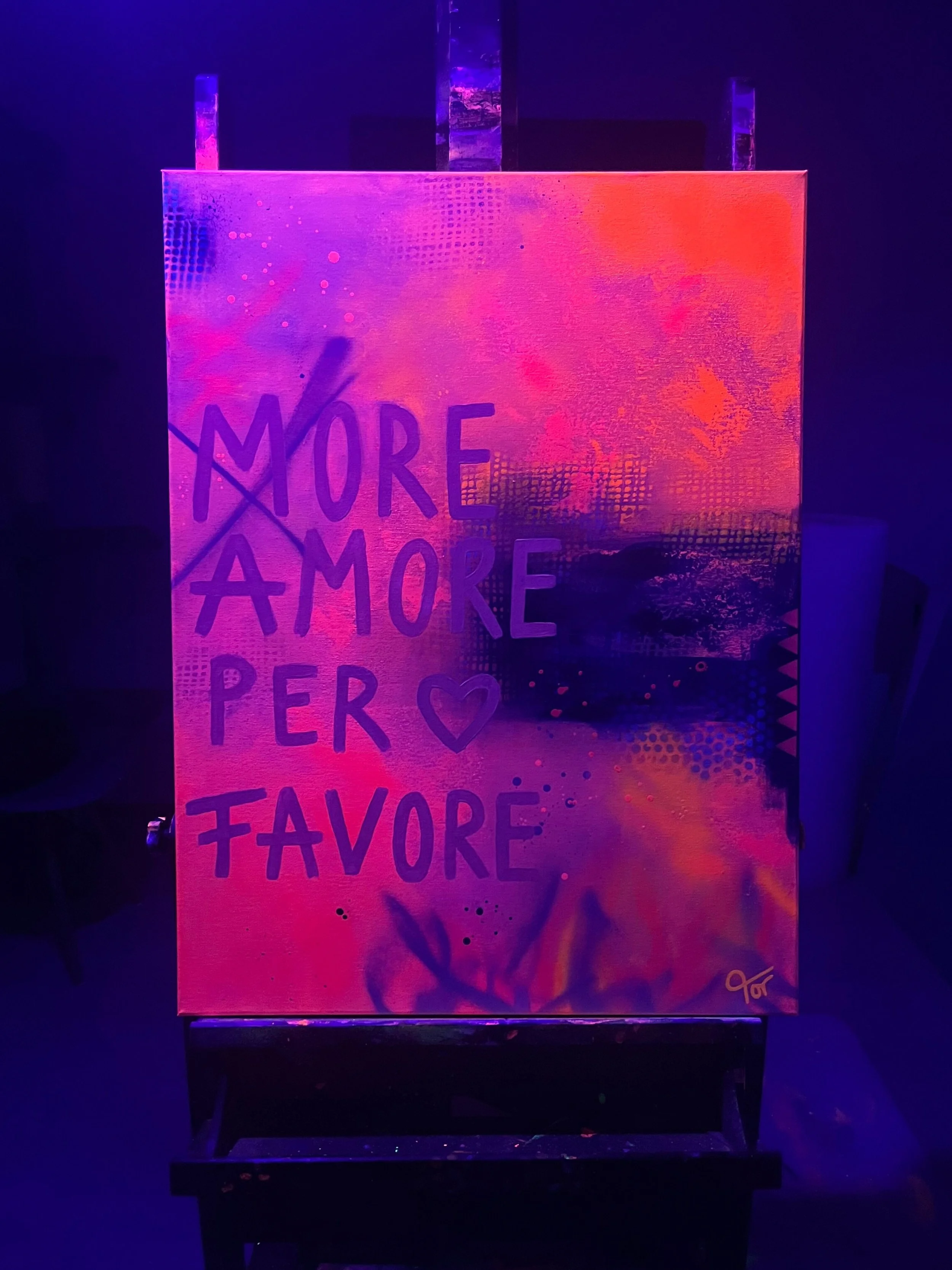 Werk unter Schwarzlicht, floureszierende Farbflächen leuchten intensiv und verändern die ursprüngliche Farbwirkung