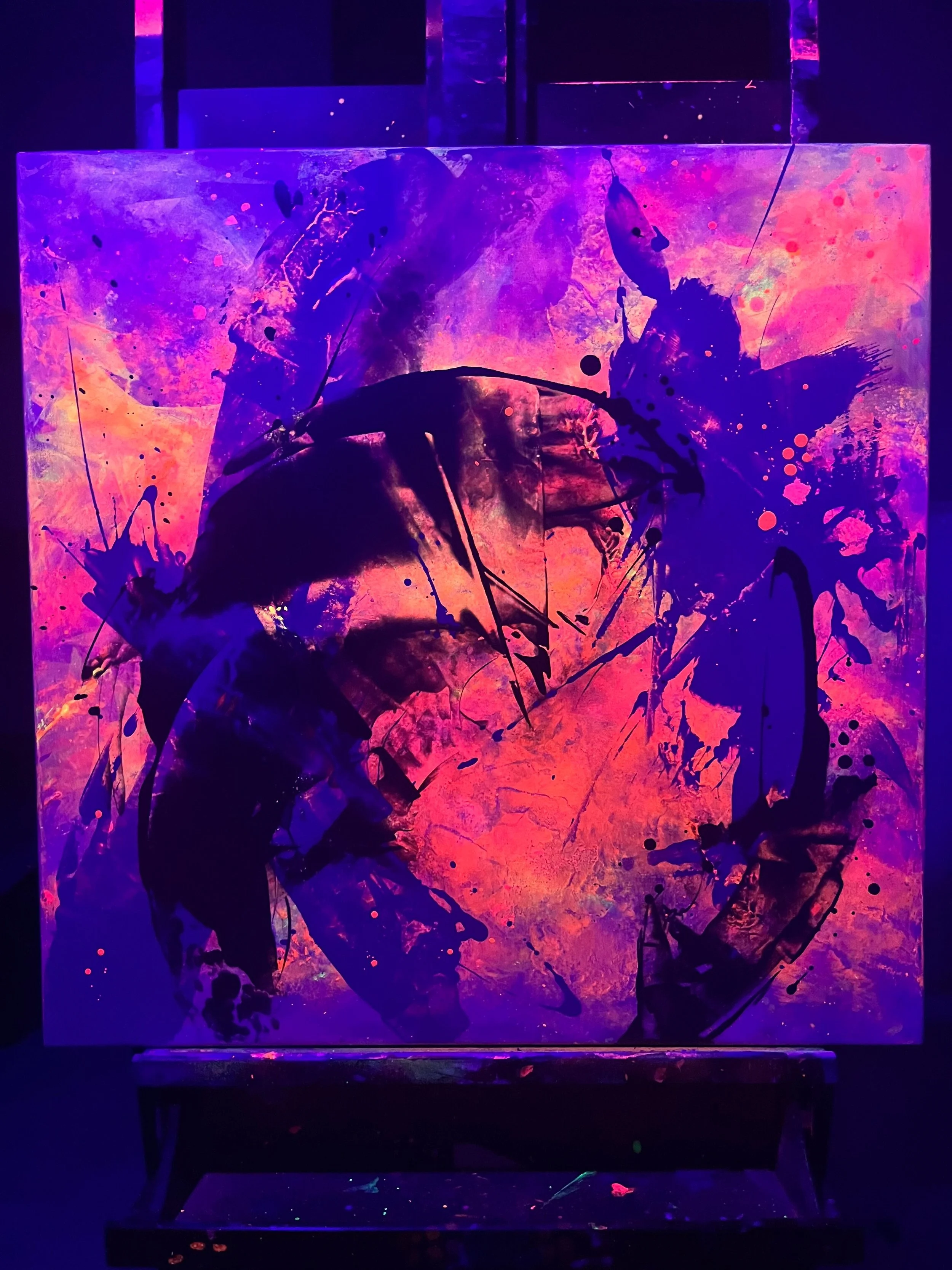 Werk unter Schwarzlicht, floureszierende Farbflächen leuchten intensiv und verändern die ursprüngliche Farbwirkung