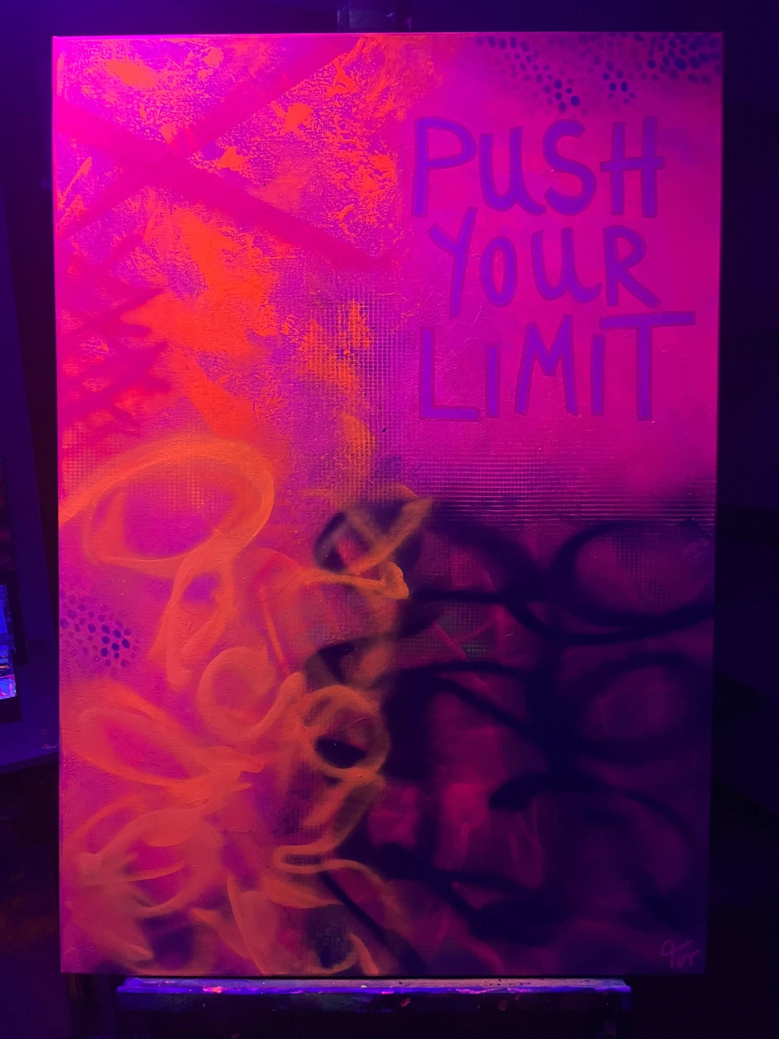 Werk unter Schwarzlicht, floureszierende Farbflächen leuchten intensiv und verändern die ursprüngliche Farbwirkung